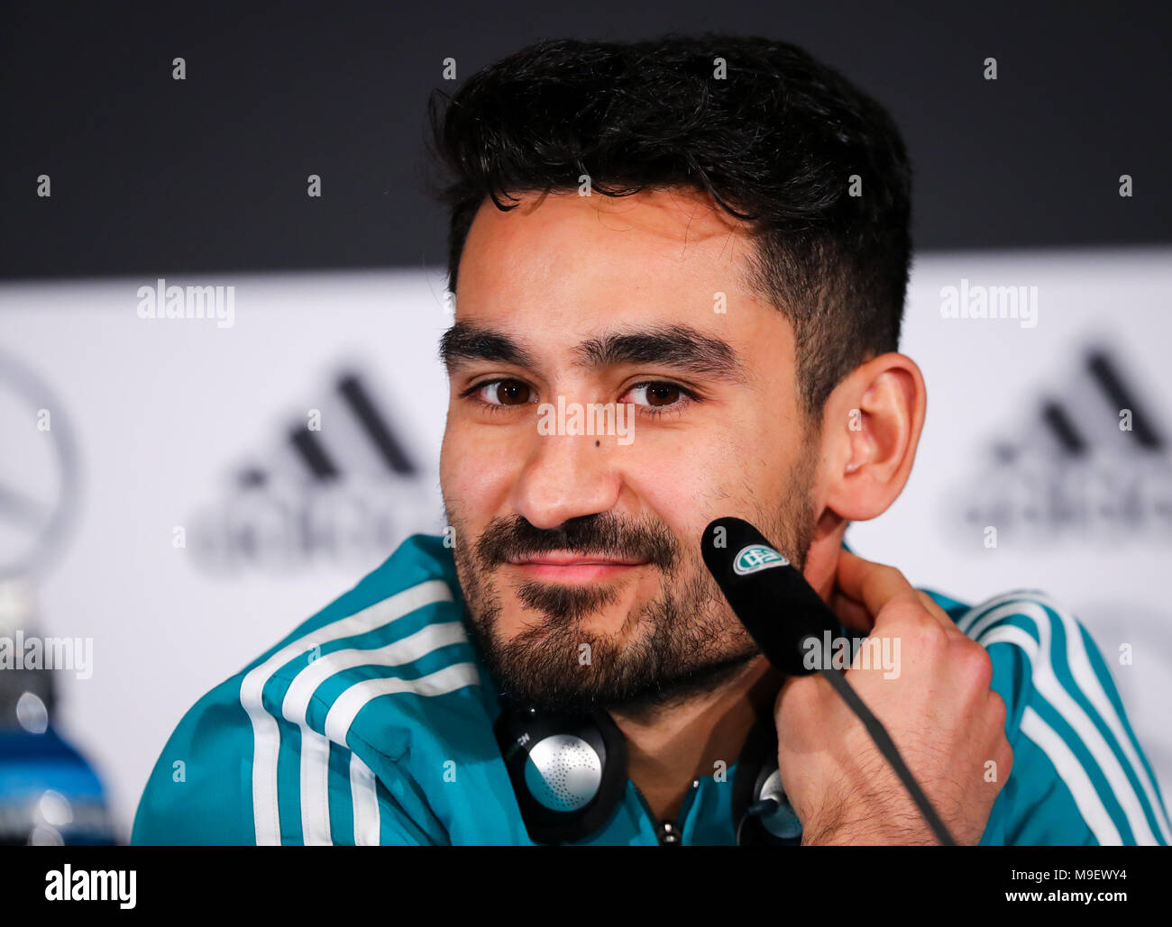 25 March 2018, Germany, Berlin: The German national team gives a press conference shortly before their game against Brazil. Player Ilkay Gündogan appears on stage. Photo: Christian Charisius/dpa Stock Photo
