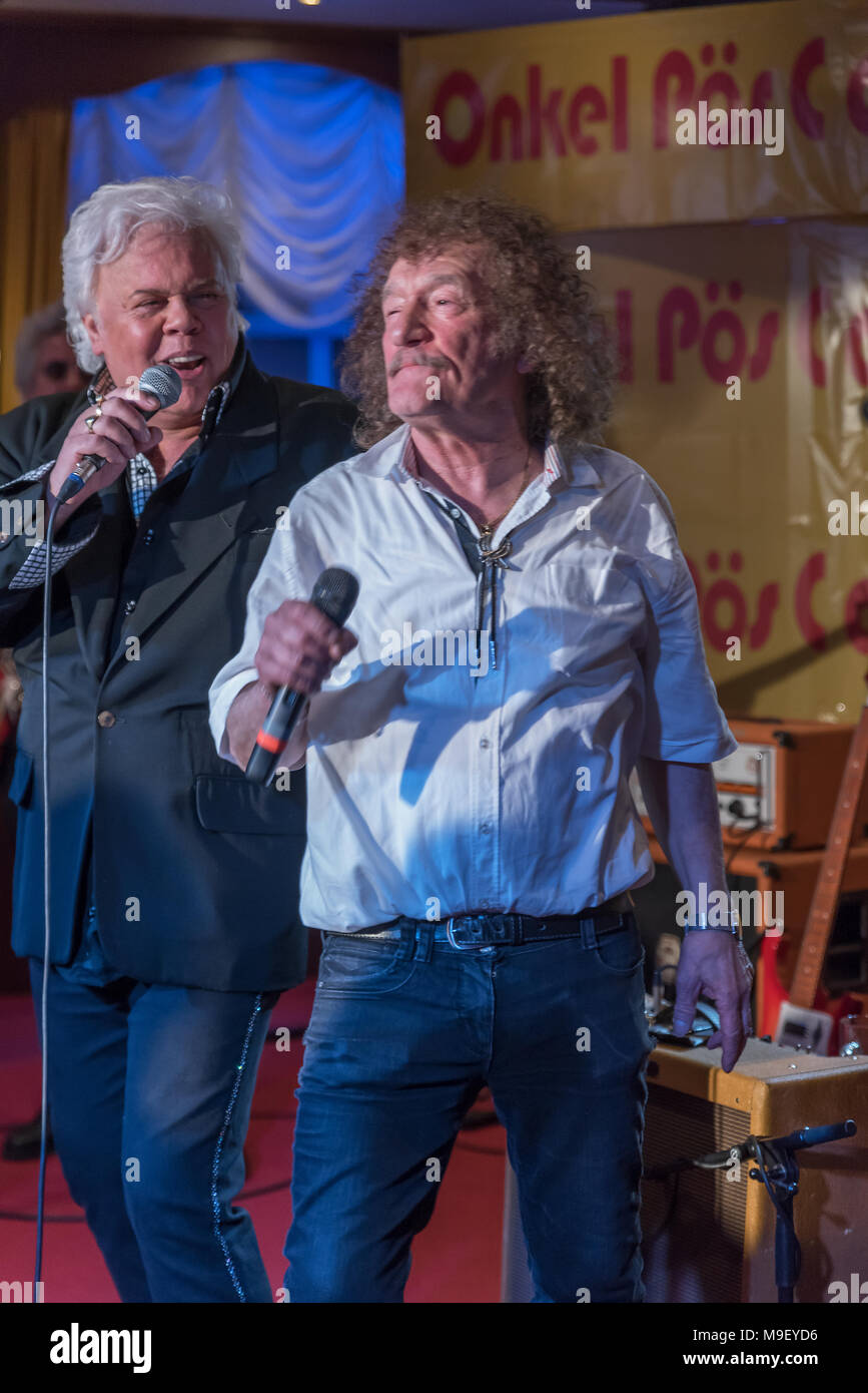 Taco Ockerse und Geff Harrison singen im Duett auf der Bühne der Louisiana Star bei der Kultnight der Hamburger Szene Stock Photo