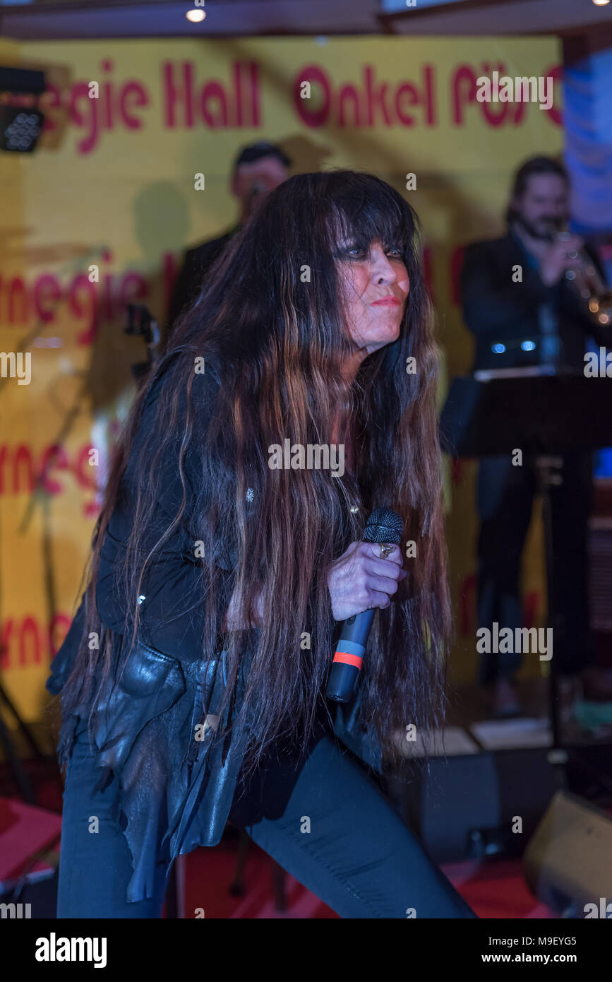 Jutta Weinhold auf der Bühne der Louisiana Star bei der Kultnight Hamburger Szene OberkÃ¶rper vorgebeugt mit entschlossenem Gesichtsausdruck Stock Photo