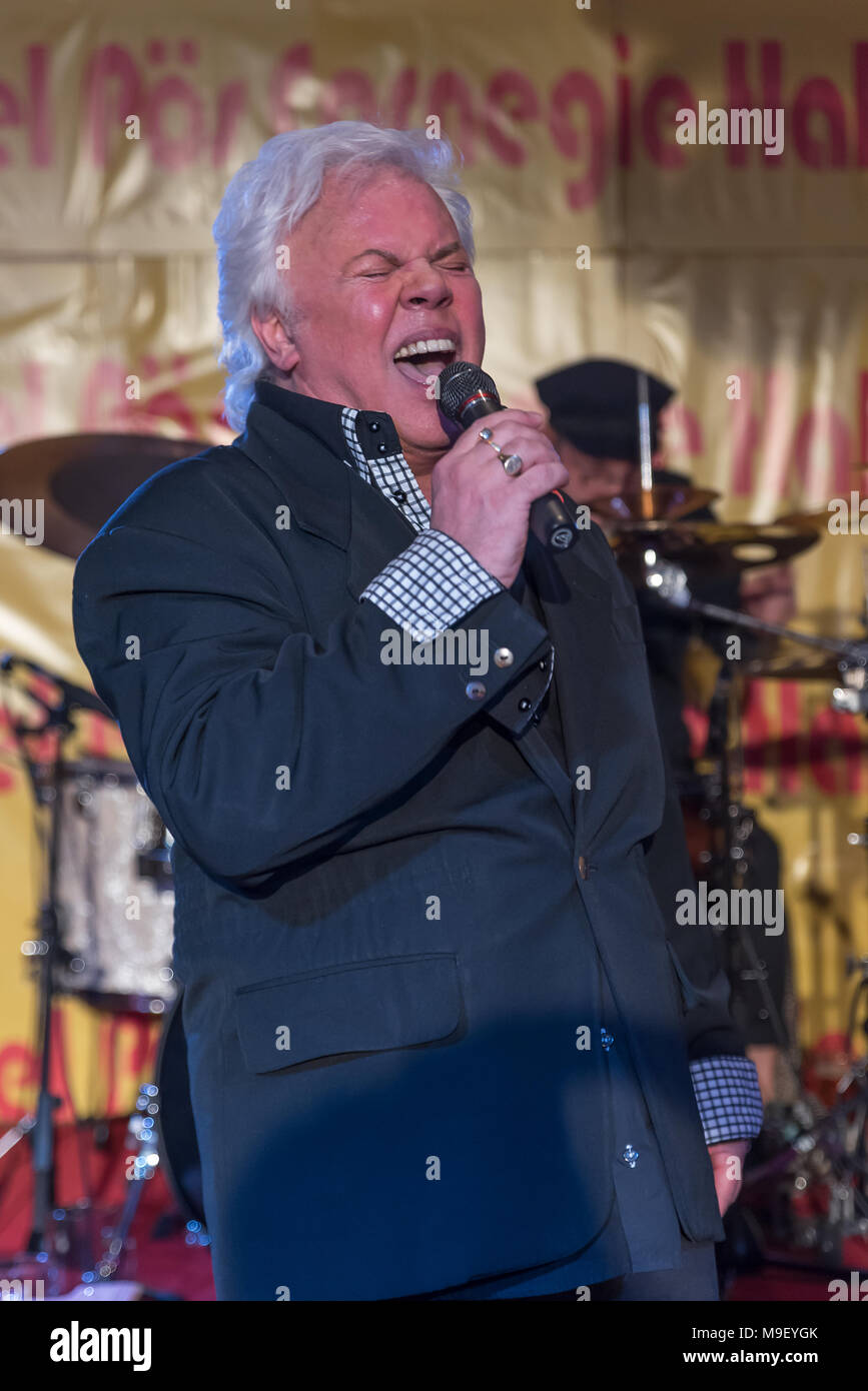 Taco Ockerse singt leidenschaftlich und intensiv in sein Mikrofon auf der Bühne der Louisiana Star bei der Kultnight der Hamburger Szene Stock Photo