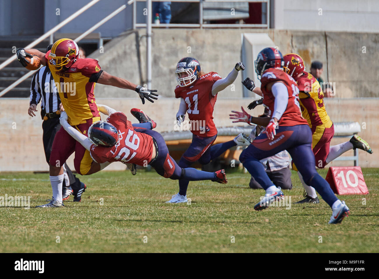 American football tackles hi-res stock photography and images - Alamy