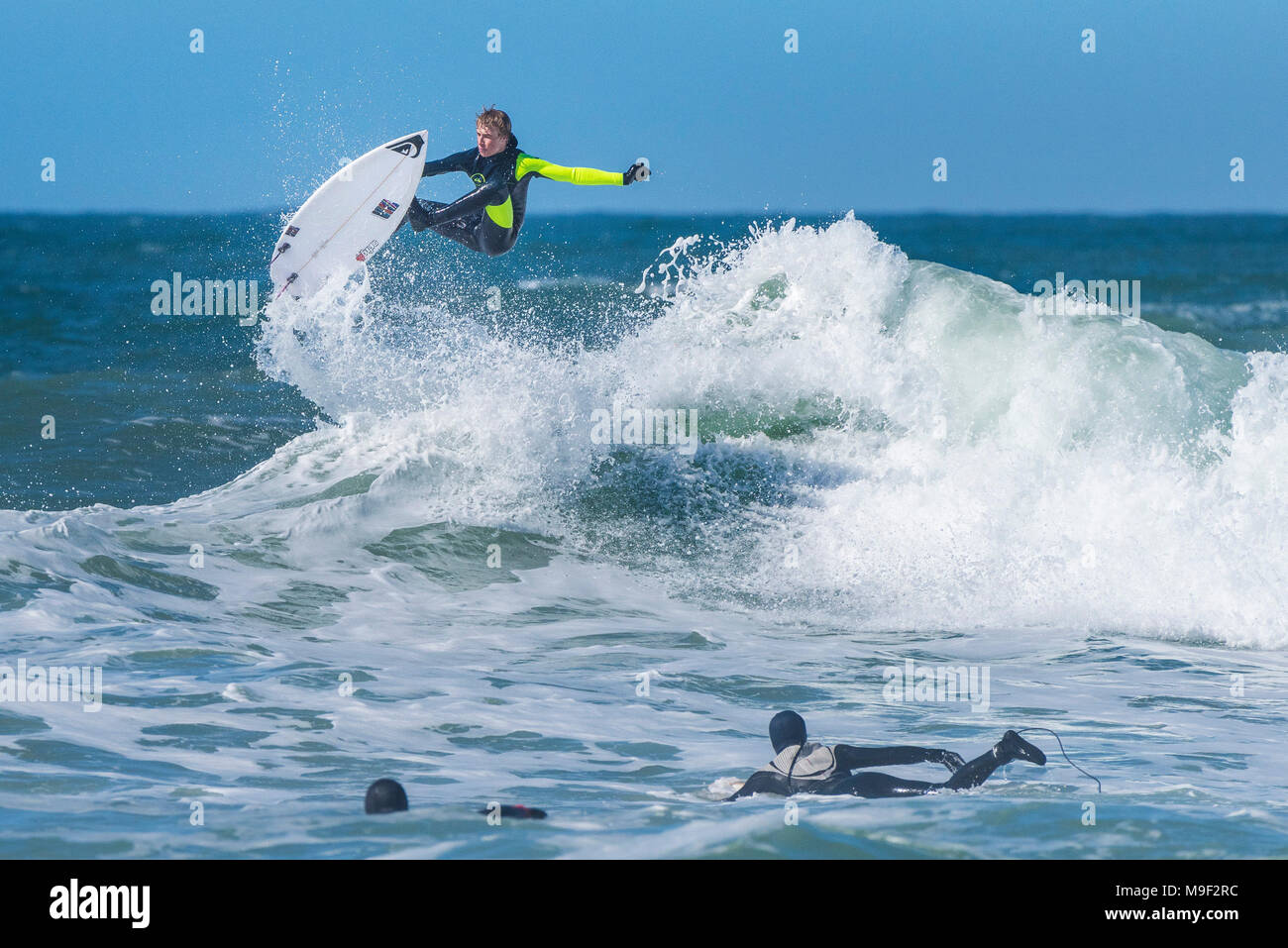 Newquay, Cornwall, UK. 25th March 2018.  Superb weather conditions brought out spectacular surfing action at Fistral in Newquay, Cornwall.  Credit: Gordon Scammell/Alamy Live News Stock Photo