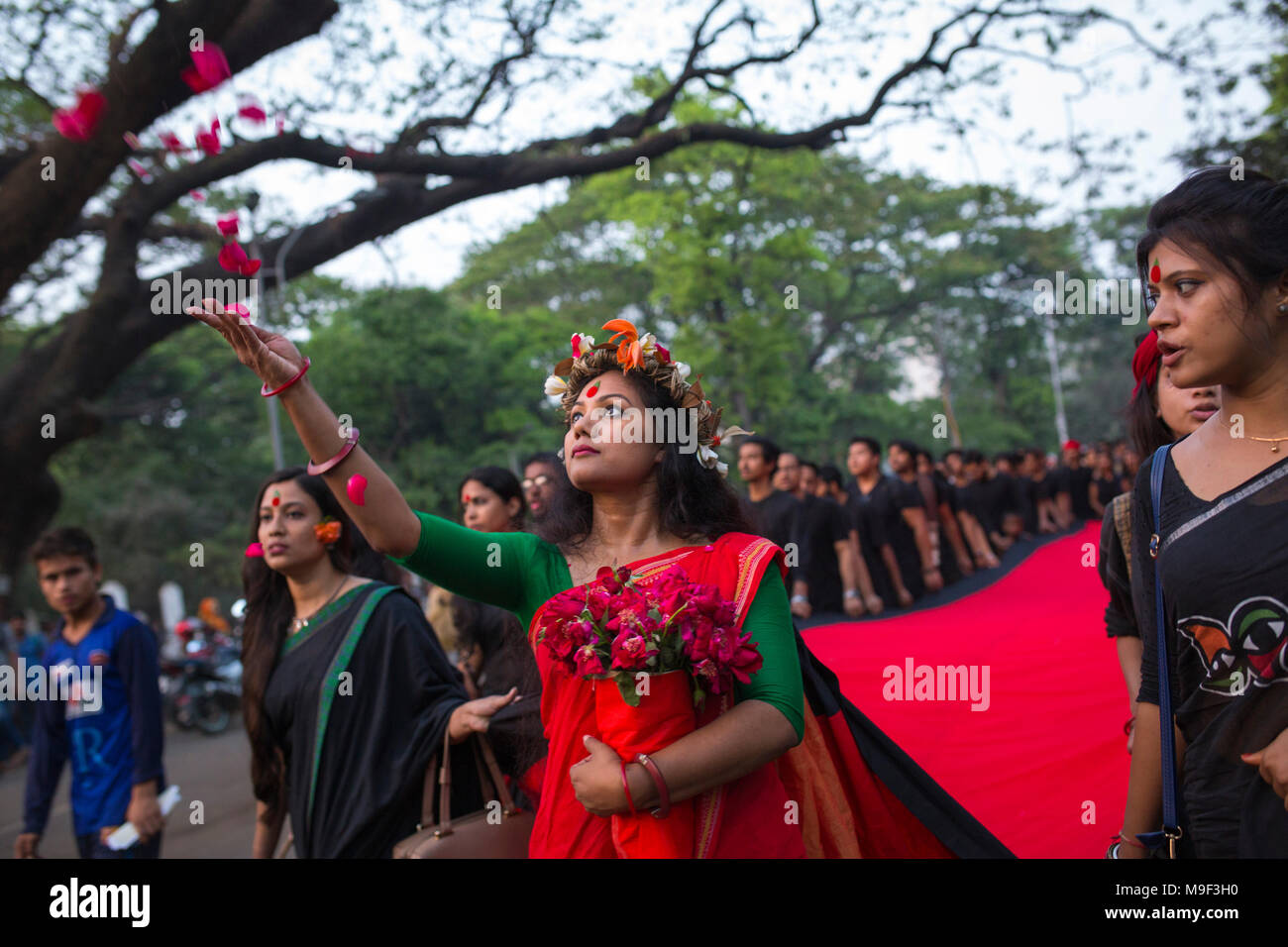 Dhaka, Bangladesh, 25 Mar 2018. Prachyanat School of Acting and Design take out a procession Lal Jatra (Red Procession), to remember making the genocide by Pakistani Army on March 25, 1971 in Dhaka, Bangladesh on March 25, 2018.  On this black night in the national history, the Pakistani military rulers launched ''Operation Searchlight'' killing some thousand people in that night crackdown alone. As part of the operation, tanks rolled out of Dhaka cantonment and a sleeping city woke up to the rattles of gunfire as the Pakistan army attacked the halls at Dhaka University, then East Pakistan Rif Stock Photo