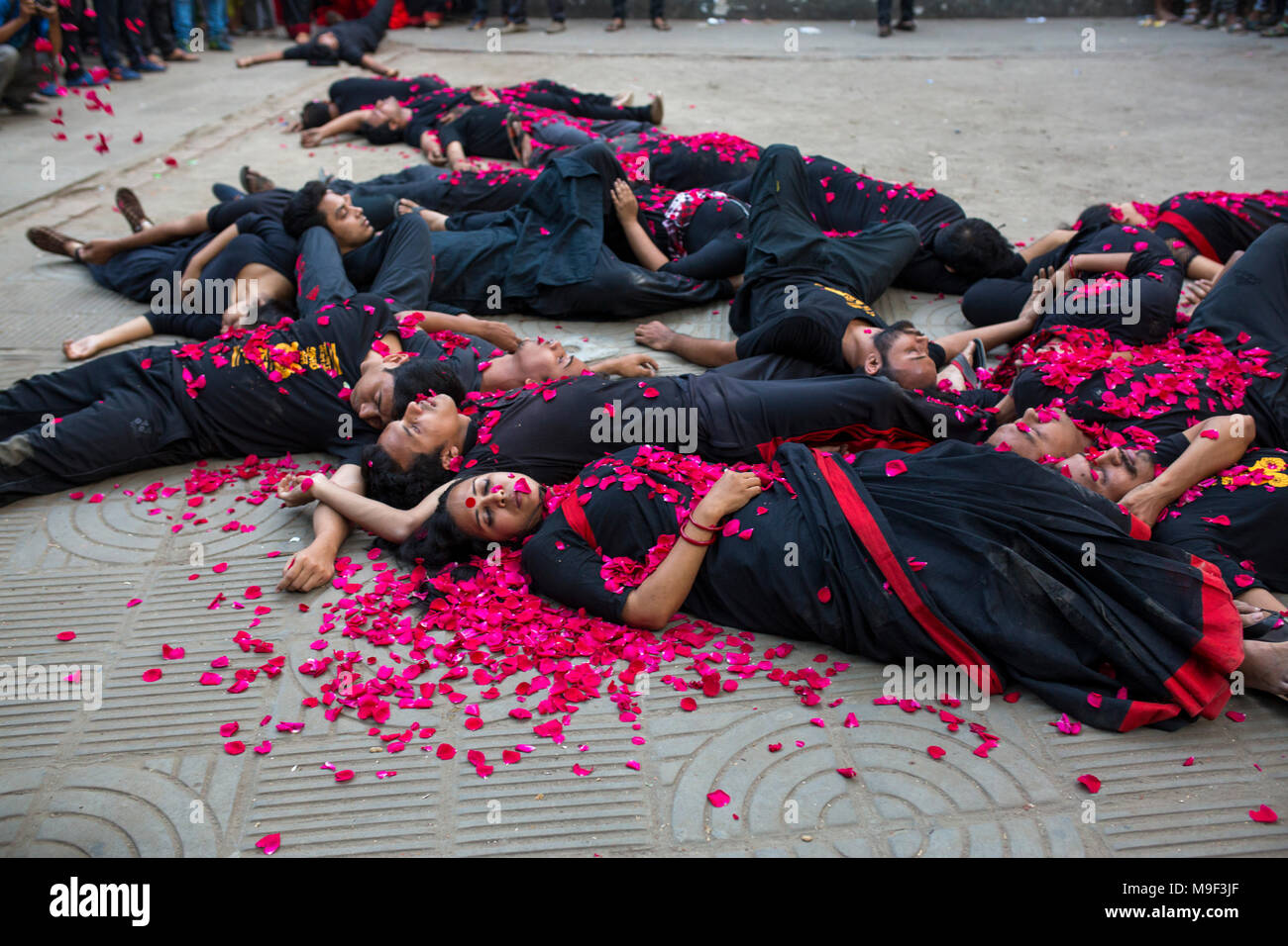 Dhaka, Bangladesh, 25 Mar 2018. Prachyanat School of Acting and Design take out a procession Lal Jatra (Red Procession), to remember making the genocide by Pakistani Army on March 25, 1971 in Dhaka, Bangladesh on March 25, 2018.  On this black night in the national history, the Pakistani military rulers launched ''Operation Searchlight'' killing some thousand people in that night crackdown alone. As part of the operation, tanks rolled out of Dhaka cantonment and a sleeping city woke up to the rattles of gunfire as the Pakistan army attacked the halls at Dhaka University, then East Pakistan Rif Stock Photo