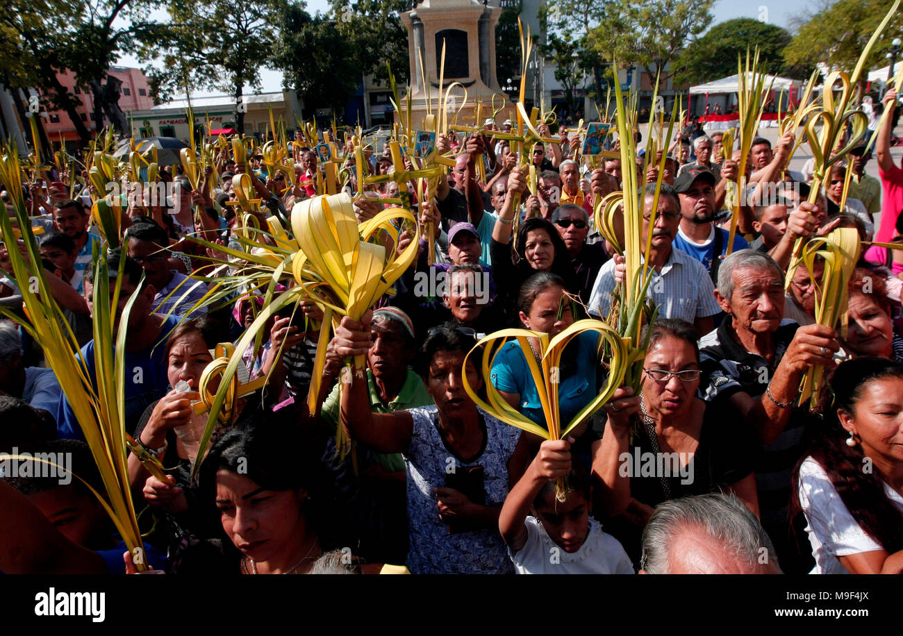 Carabobo, Venezuela - March 25, 2018. Parishioners, attend the blessing of the palm, in the Sunday mass of bouquets, held in the cathedral church, on the occasion of Holy Week, in Valencia, Carabobo state. Photo: Juan Carlos Hernandez. Credit: Juan Carlos Hernandez/ZUMA Wire/Alamy Live News Credit: ZUMA Press, Inc./Alamy Live News Stock Photo