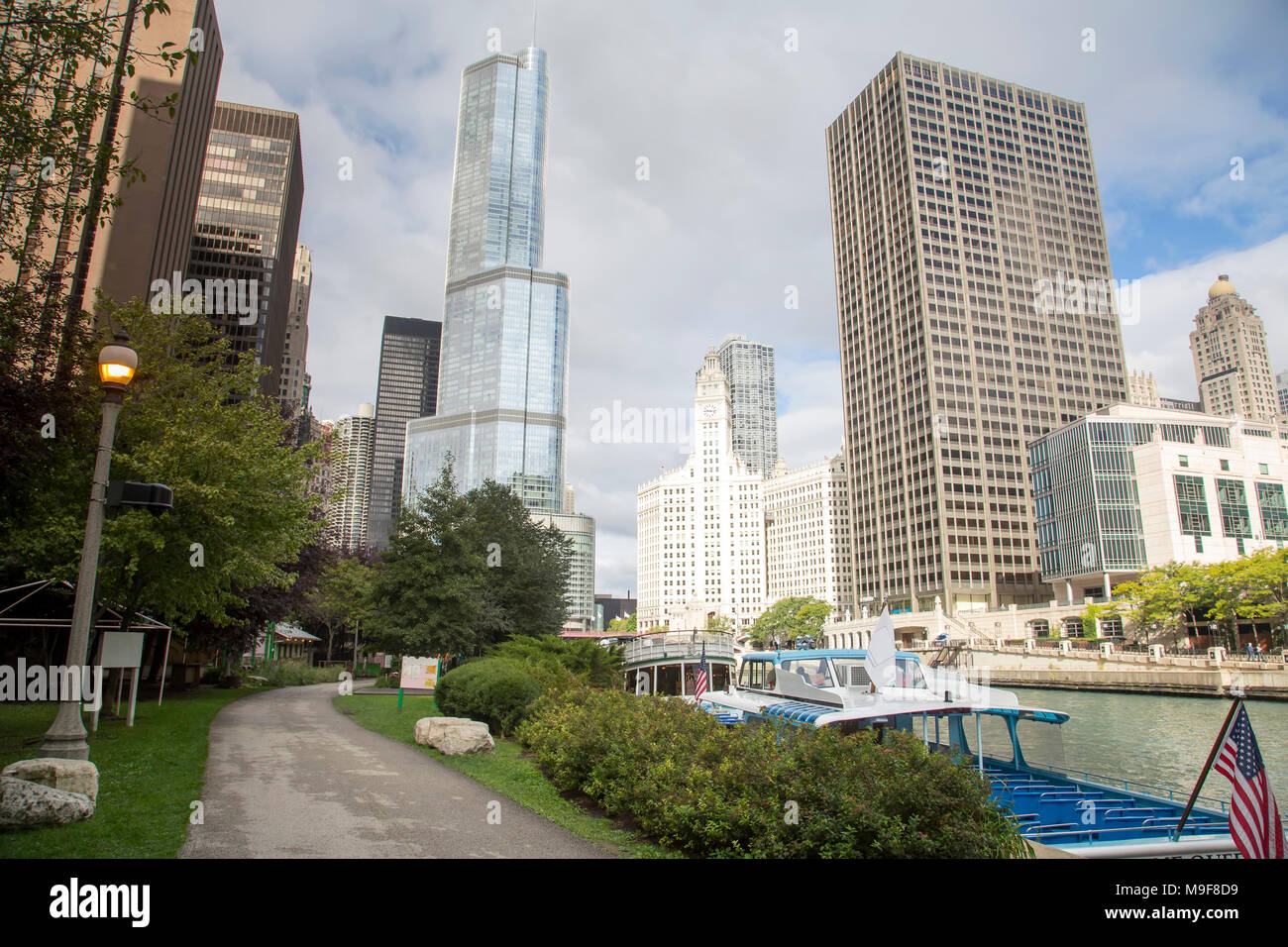 View of downtown Chicago and the Chicago River Stock Photo - Alamy