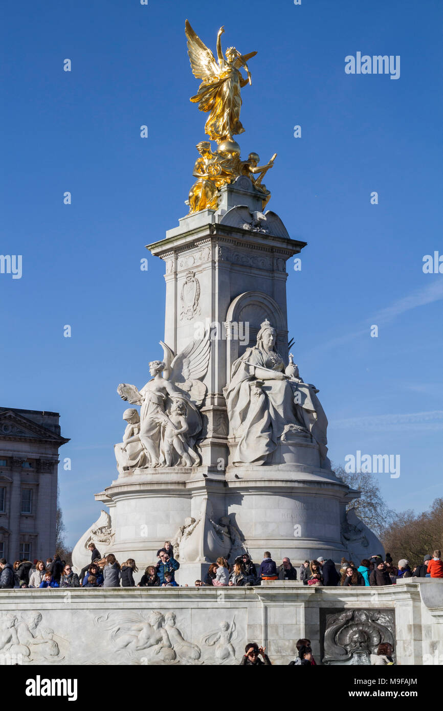 Crowd, tourists gathered at Queen Victoria Monument, Statue outside