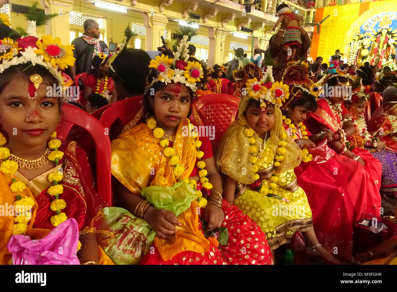 Kolkata, India. 25th Mar, 2018. Girls wait for the ritual during the ...