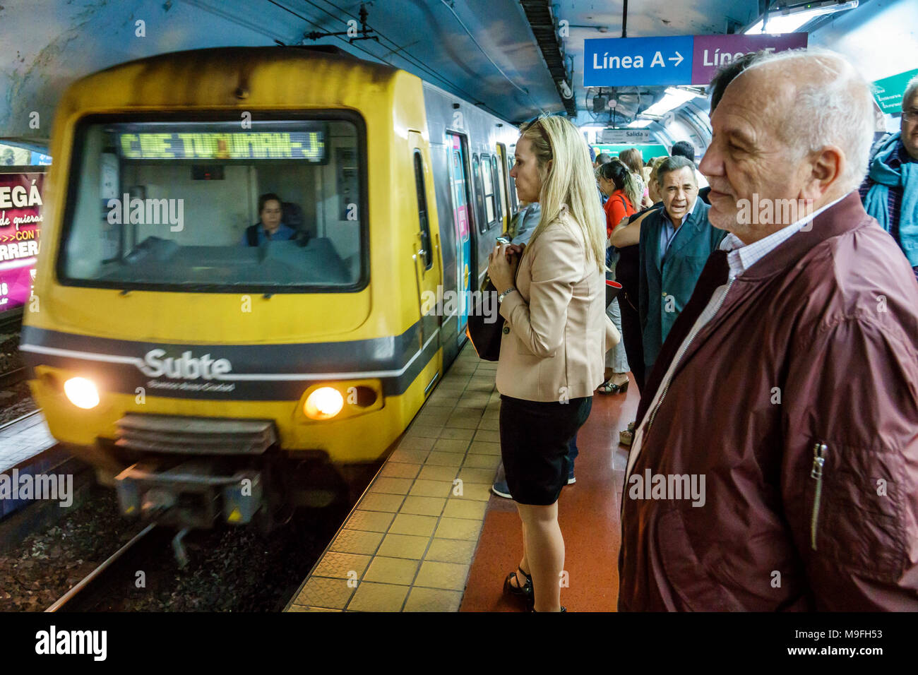 Buenos Aires Argentina,Subte subway Line D,Catedral station,platform,incoming train,man men male,woman female women,commuter,waiting,Hispanic,ARG17112 Stock Photo