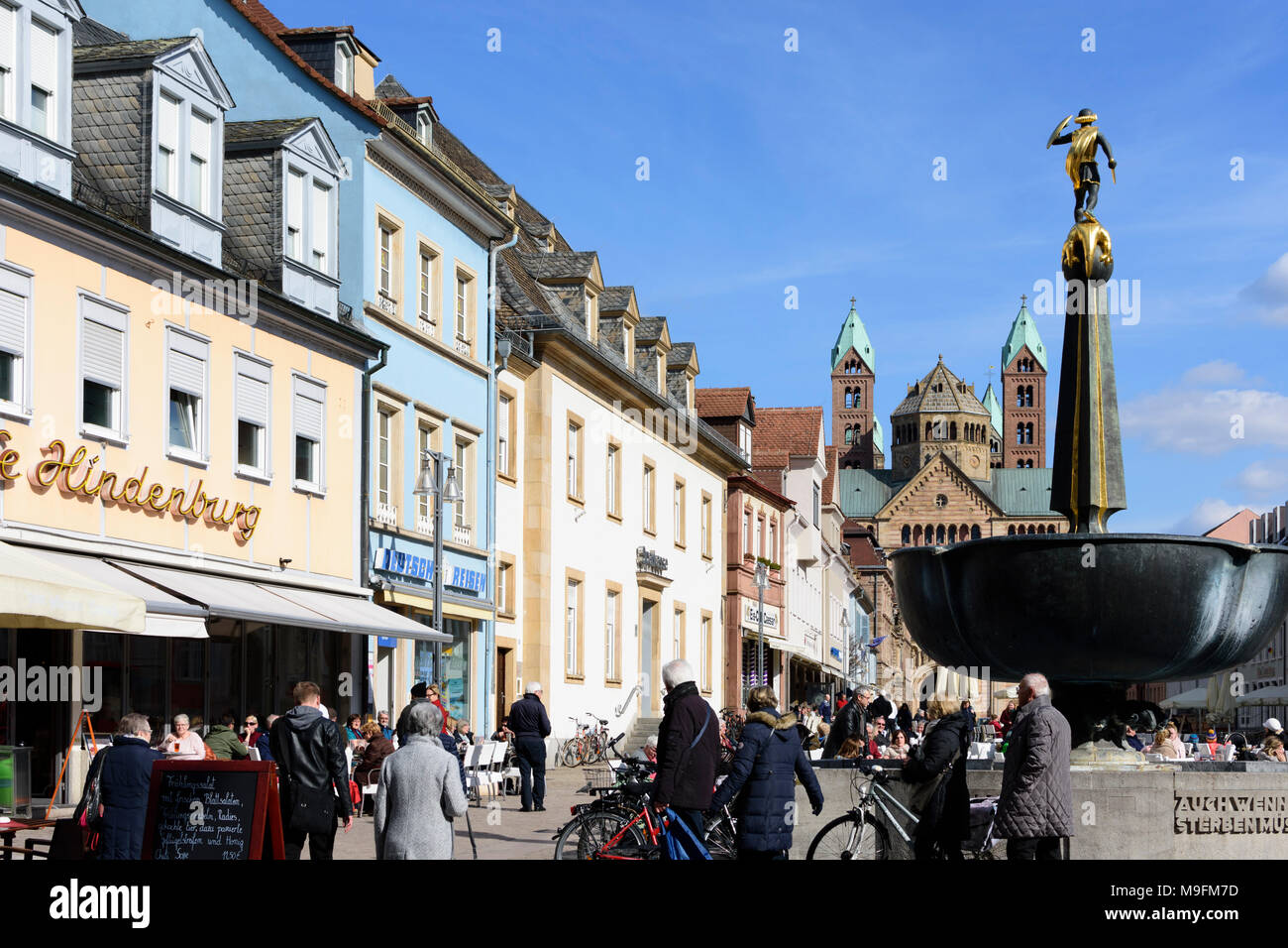 Speyer: street Maximilianstraße, view to Dom (cathedral), fountain St. Georgsbrunnen, pedestrian zone, restaurant, cafe, , Rheinland-Pfalz, Rhineland- Stock Photo