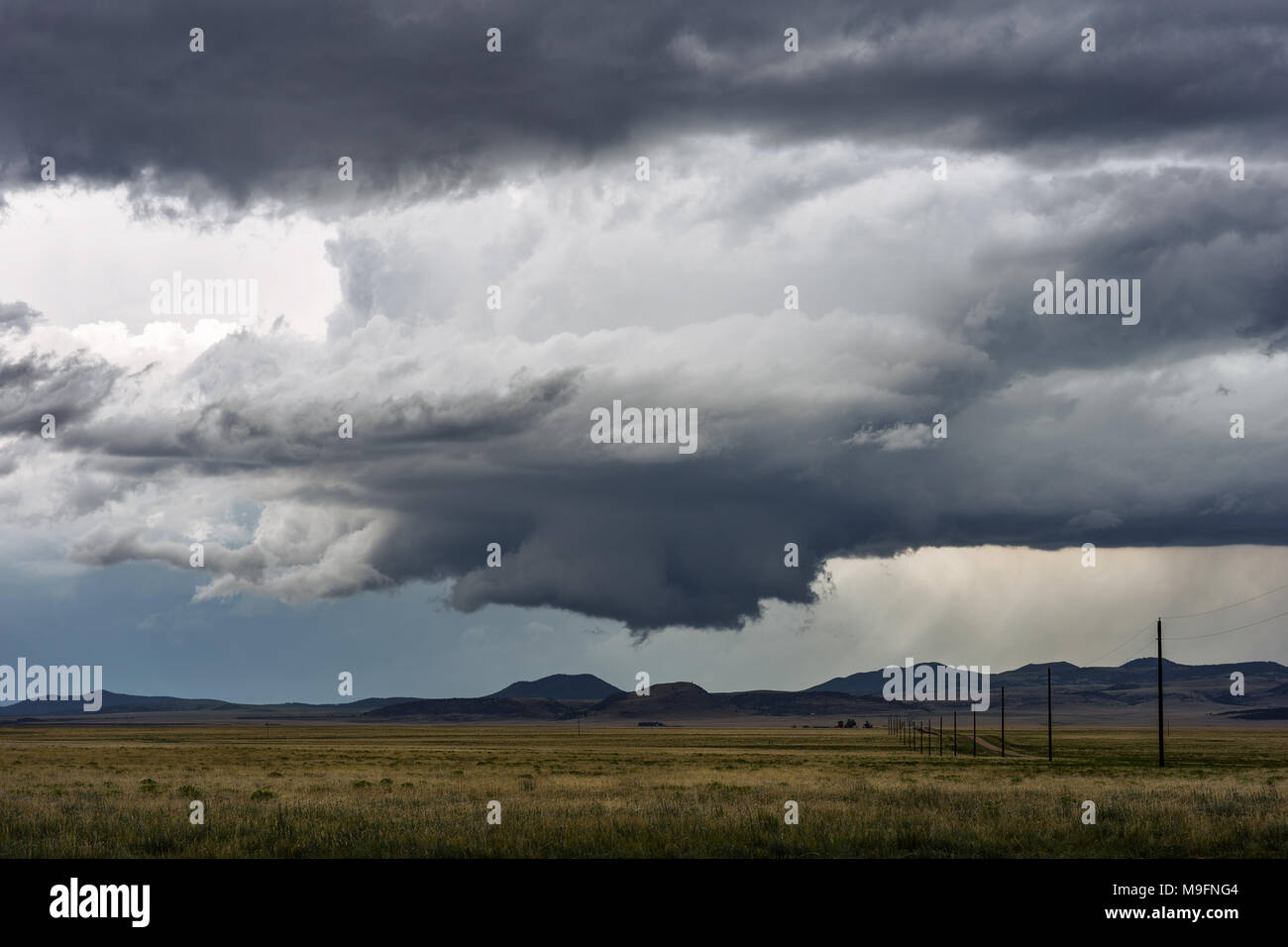 Wall cloud beneath a supercell thunderstorm in northeastern New Mexico Stock Photo