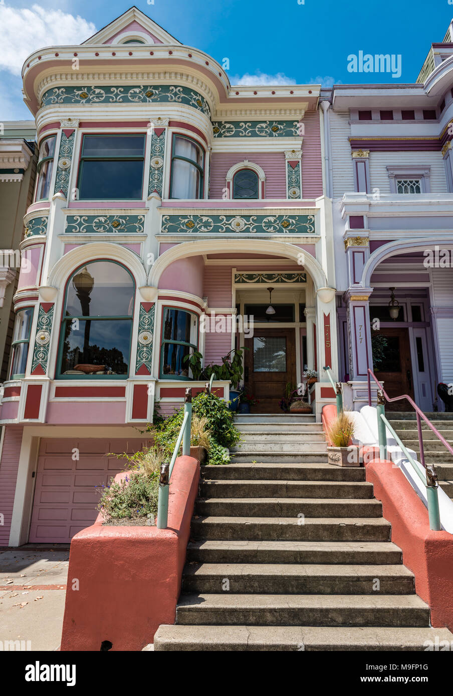 The entrance and the facade of a Victorian style house (. Painted  Ladies) in Scott Street, facing Alamo Park. San Franciso, CA, USA Stock  Photo - Alamy