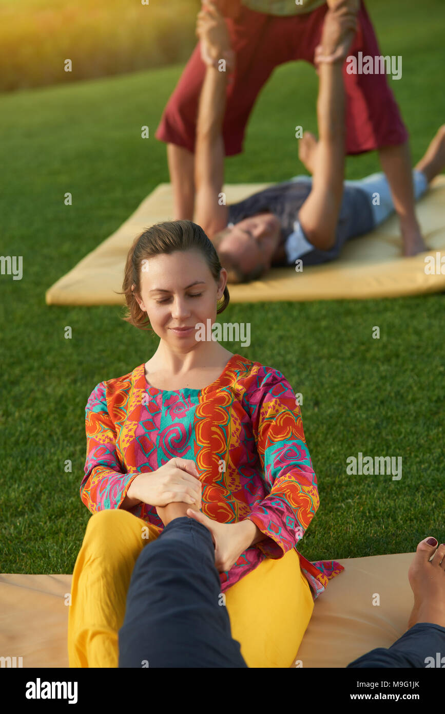 Thai feet massage. Therapist massaging foot Stock Photo Alamy