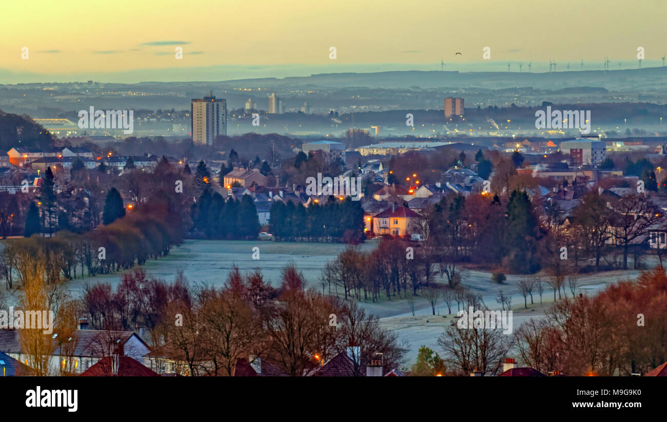 Glasgow, Scotland, UK 26th March 2018. UK Weather: Overnight clear skies gives a candy coloured dawn and a frosty start as the greens of knightswood golf course turn white a cold mist rises from the river Clyde in the mid distance to filter into the city. Credit: gerard ferry/Alamy Live News Stock Photo