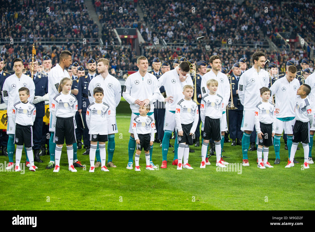 V.l.n.r. Mesut OEZIL (Ozil, GER), Jerome BOATENG (GER), Timo WERNER (GER), Toni  KROOS (GER) with Sohn Leon, Julian DRAXLER (GER), Jonas HECTOR (GER), Mats  HUMMELS (GER), Joshua KIMMICH (GER), Aufstellung, Line Up,