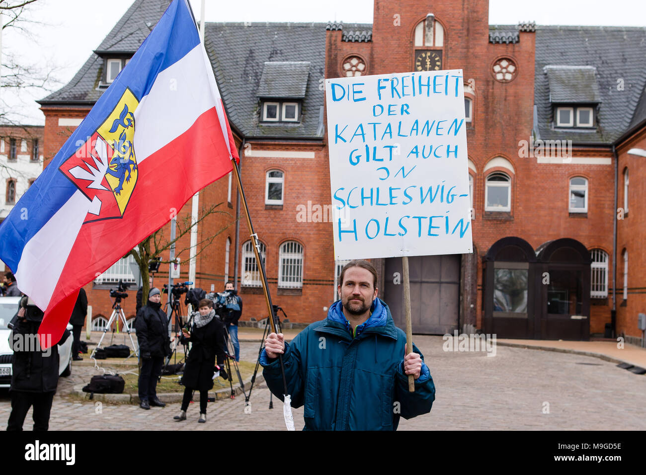 26 March 2018, Germany, Neumuenster: A demonstrator standing in front of the correctional facility where the former catalonian Regional President Puigdemont was brought after his arrest on Sunday (25 March). Photo: Frank Molter/dpa Stock Photo