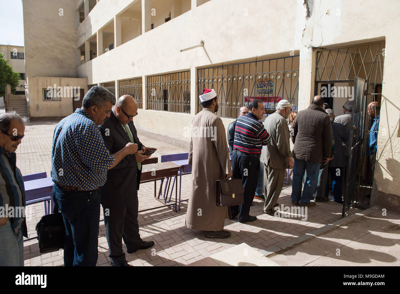Voters line up outside polling hi-res stock photography and images - Alamy