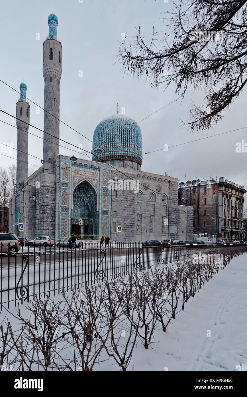 St. Petersburg, Russia - January 4, 2016: People near the Saint Petersburg Mosque in a winter day. When it was opened in 1913, it was the largest mosq Stock Photo
