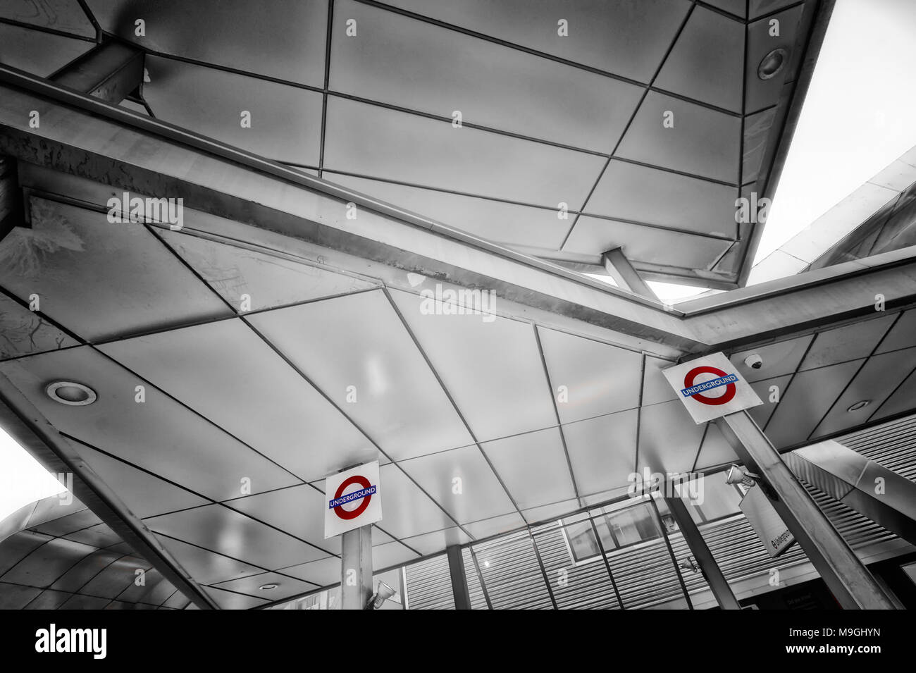 London Underground Tube Station Vauxhall Stock Photo Alamy