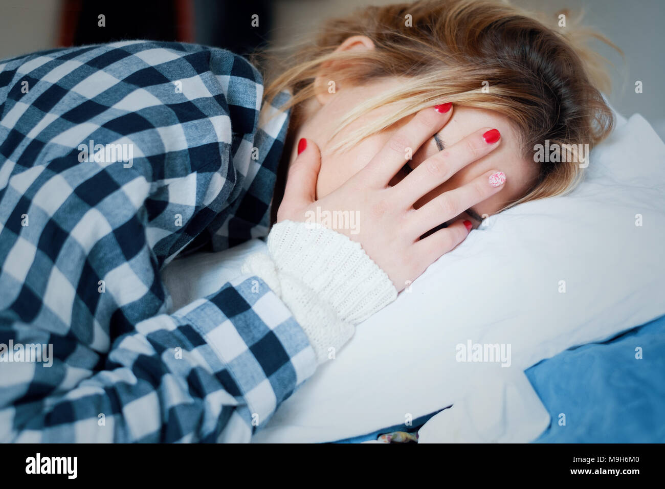 Woman crying bed hi-res stock photography and images - Alamy