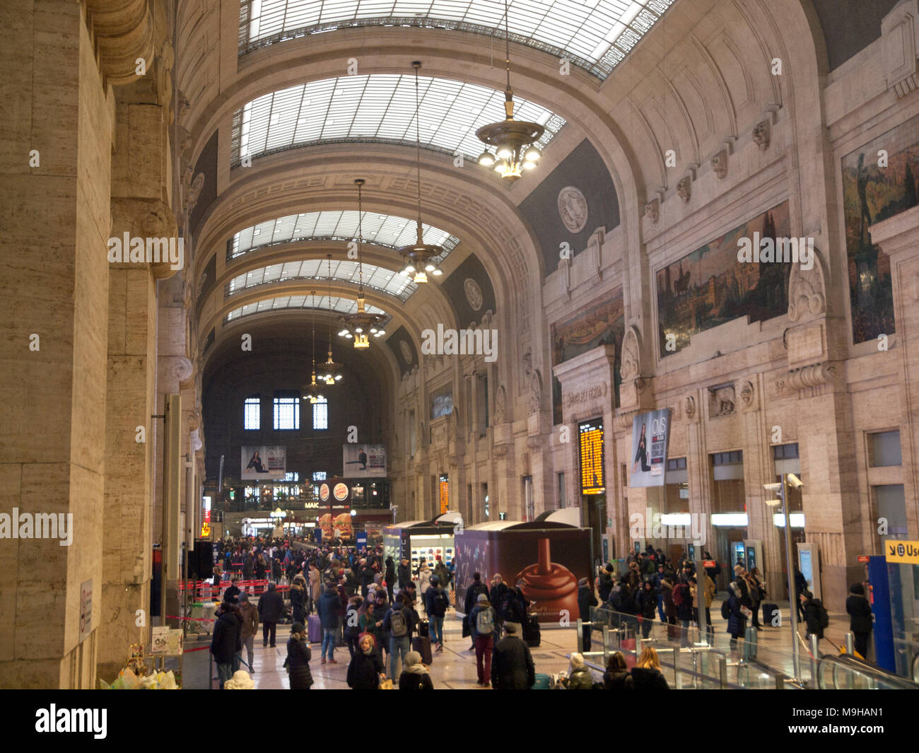 The inside of Milan Central railway station Stock Photo - Alamy