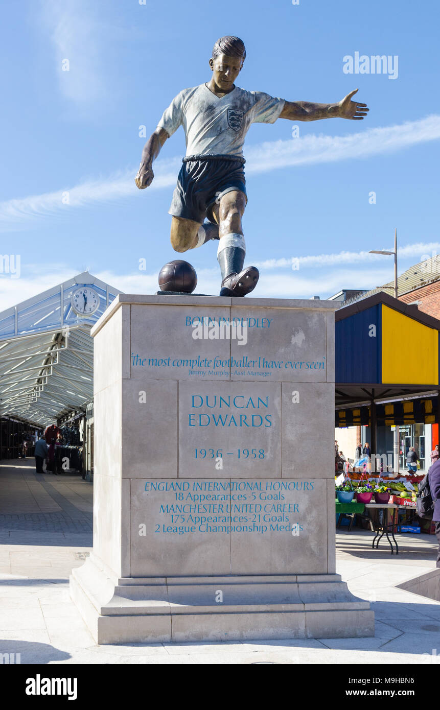 Statue of footballer Duncan Edwards by sculptor James Butler in Market Place, Dudley, West Midlands. Duncan Edwards was born in Dudley. Stock Photo