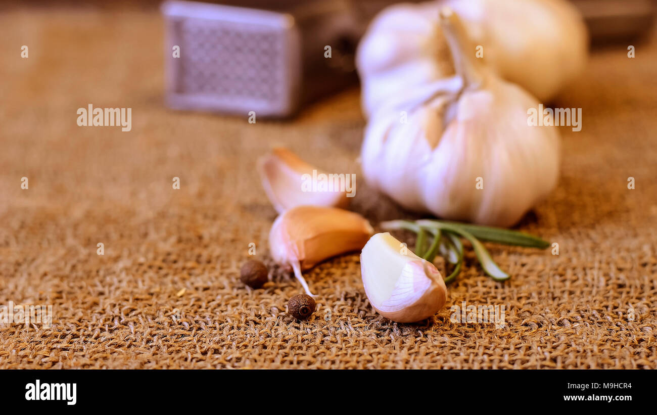 Garlic and cloves lying on a napkin Stock Photo - Alamy