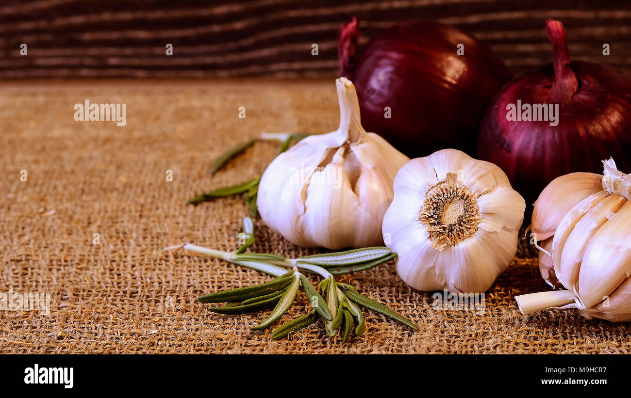 Garlic and cloves lying on a napkin Stock Photo - Alamy