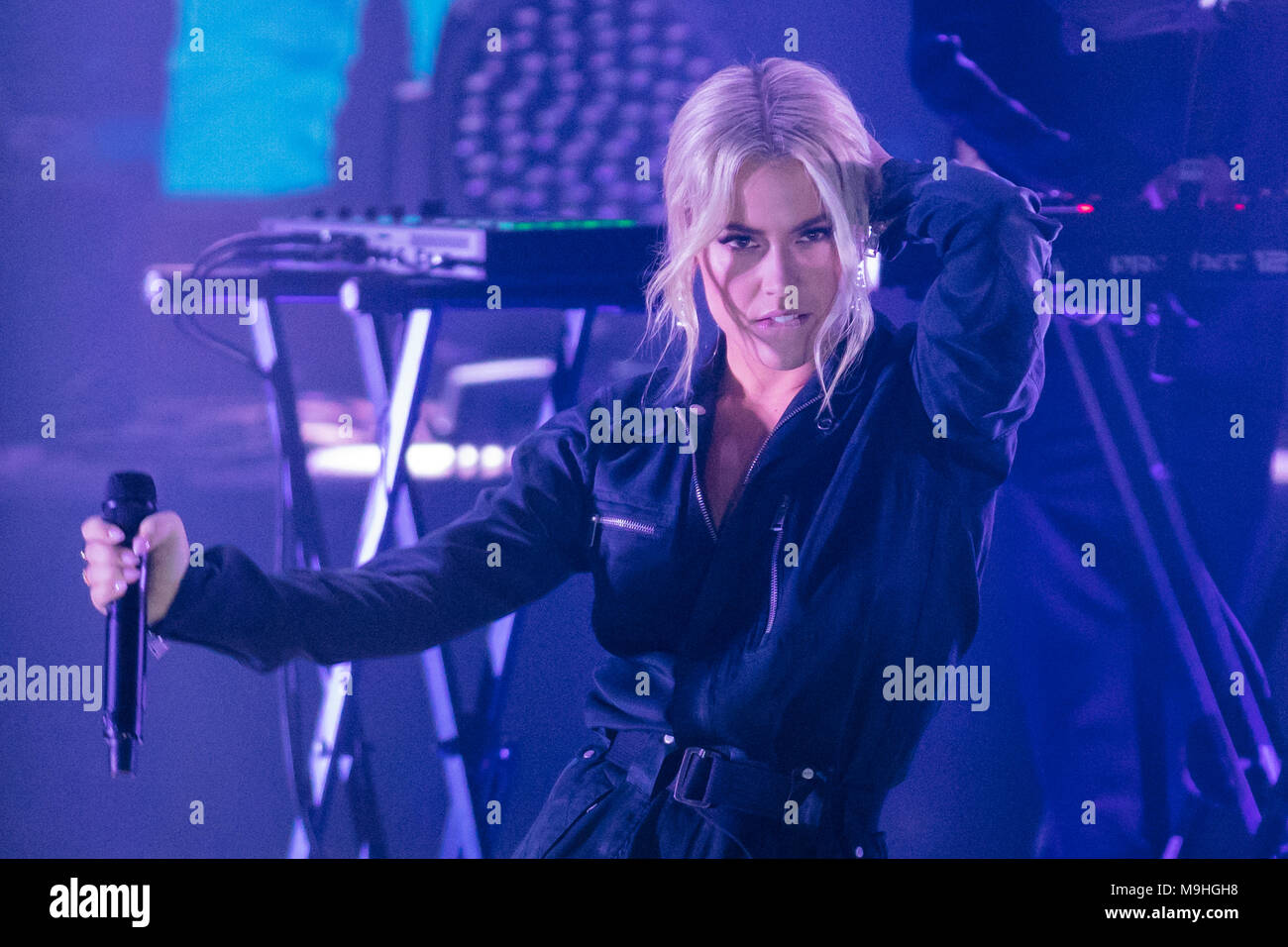 Norway, Oslo - February 25, 2018. The Norwegian DJ and record producer Alan Walker performs a live concert at Oslo Konserthus during the Norwegian Grammy Awards, Spellemannprisen 2017, in Oslo. Here the Norwegian singer Julie Bergan makes a guest appearance. (Photo credit: Gonzales Photo - Stian S. Moller). Stock Photo