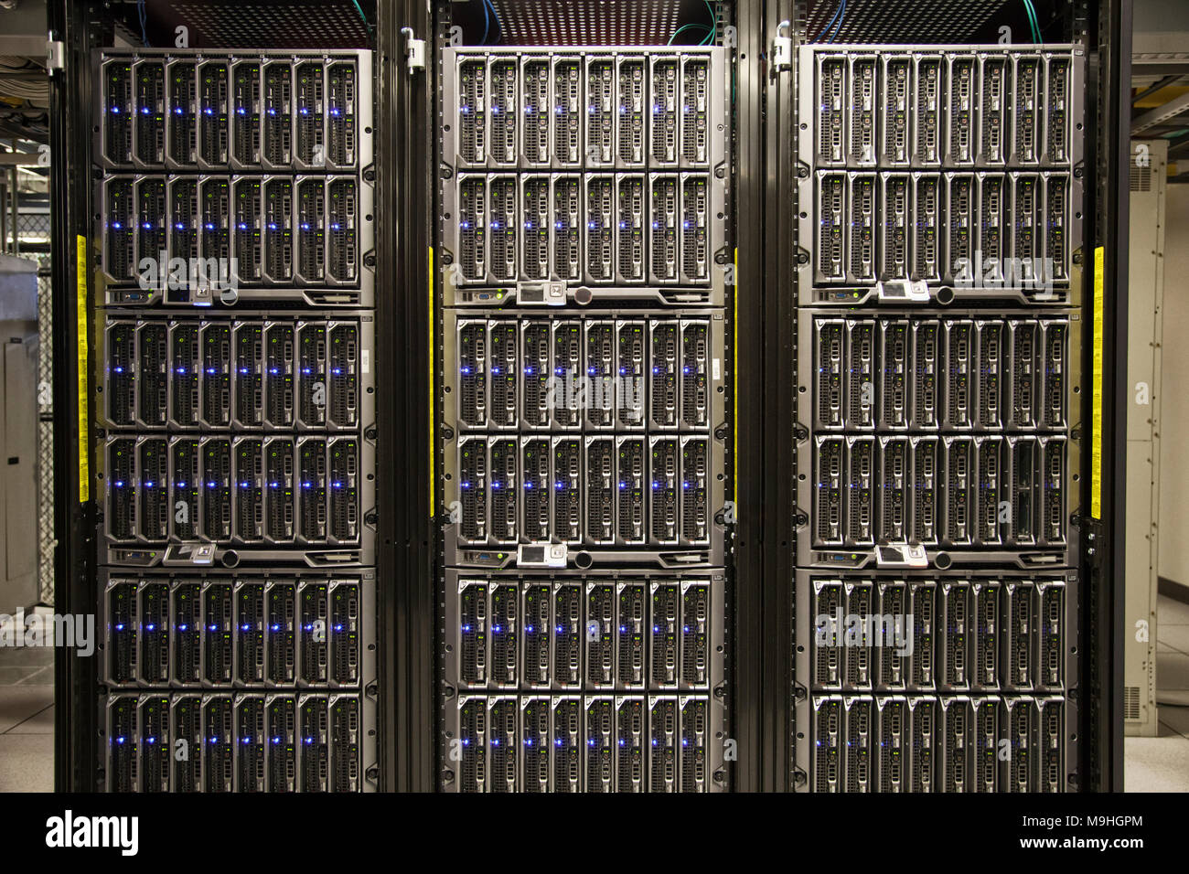 Server farm hi-res stock photography and images - Alamy