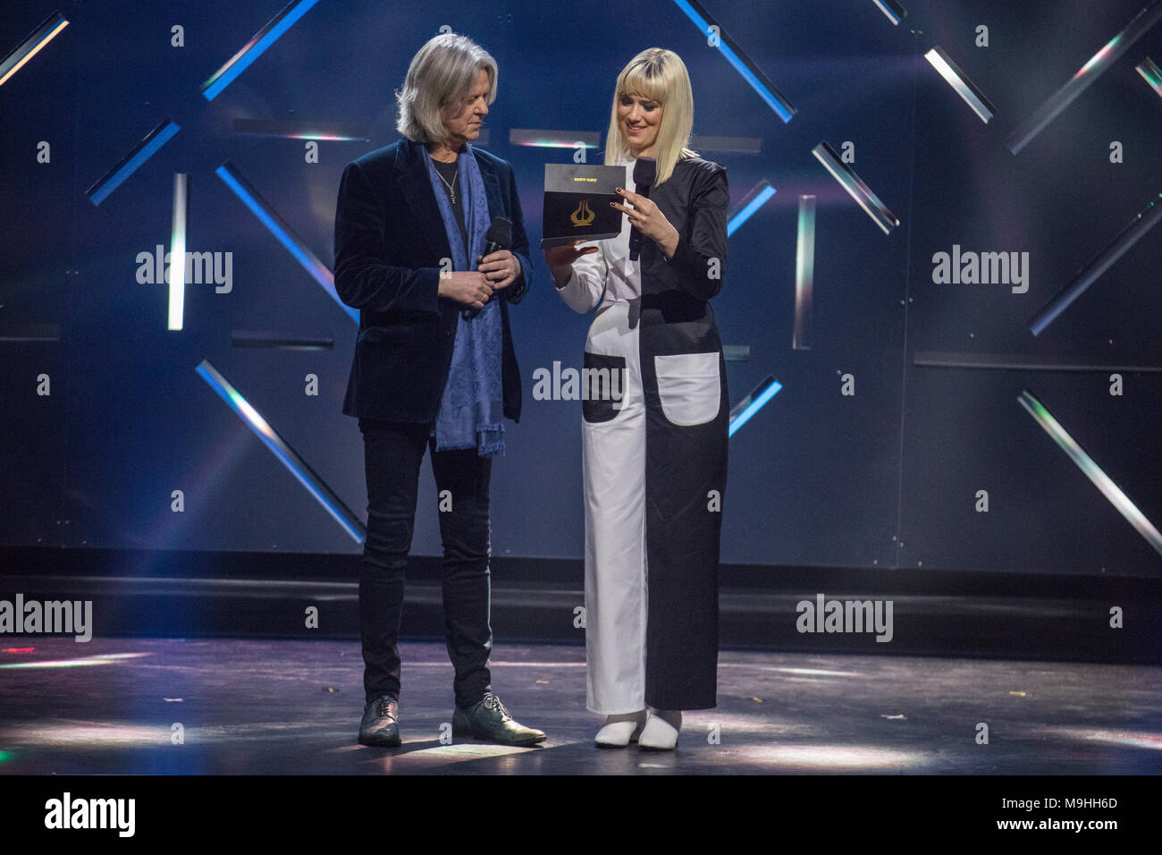 Norway, Oslo - February 25, 2018. The Norwegian singers Aslag Haugen and Dagny present an award during the Norwegian Grammy Awards, Spellemannprisen 2017, at Oslo Konserthus in Oslo. (Photo credit: Gonzales Photo - Stian S. Moller). Stock Photo