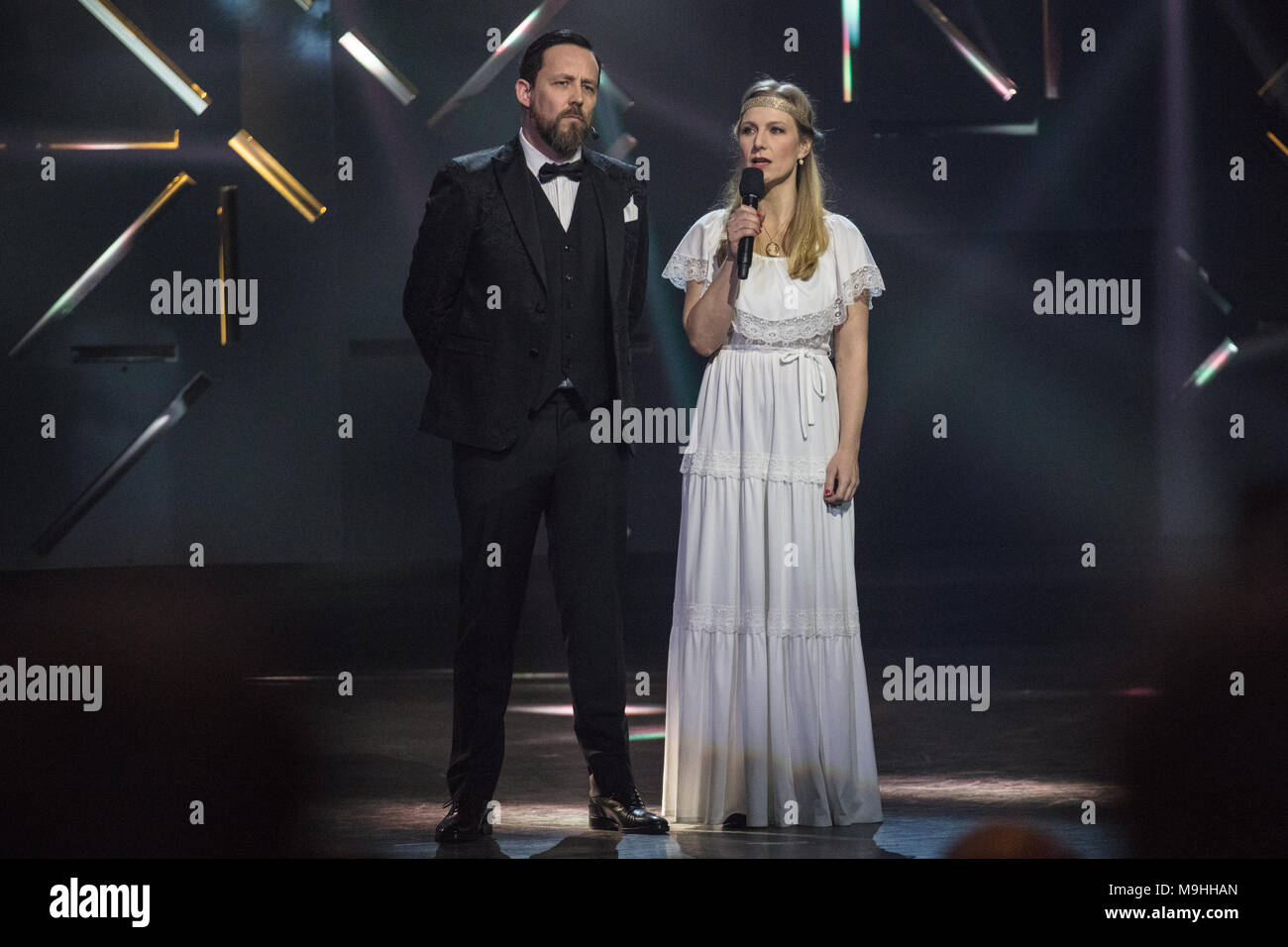 Norway, Oslo - February 25, 2018. The Norwegian musician Tarjei Strøm is hosting the Norwegian Grammy Awards, Spellemannprisen 2017, at Oslo Konserthus in Oslo. Her musician Hedvig Mollestad has joined the stage. (Photo credit: Gonzales Photo - Stian S. Moller). Stock Photo