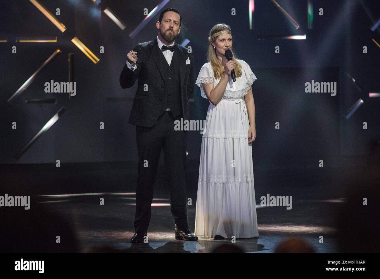 Norway, Oslo - February 25, 2018. The Norwegian musician Tarjei Strøm is hosting the Norwegian Grammy Awards, Spellemannprisen 2017, at Oslo Konserthus in Oslo. Her musician Hedvig Mollestad has joined the stage. (Photo credit: Gonzales Photo - Stian S. Moller). Stock Photo