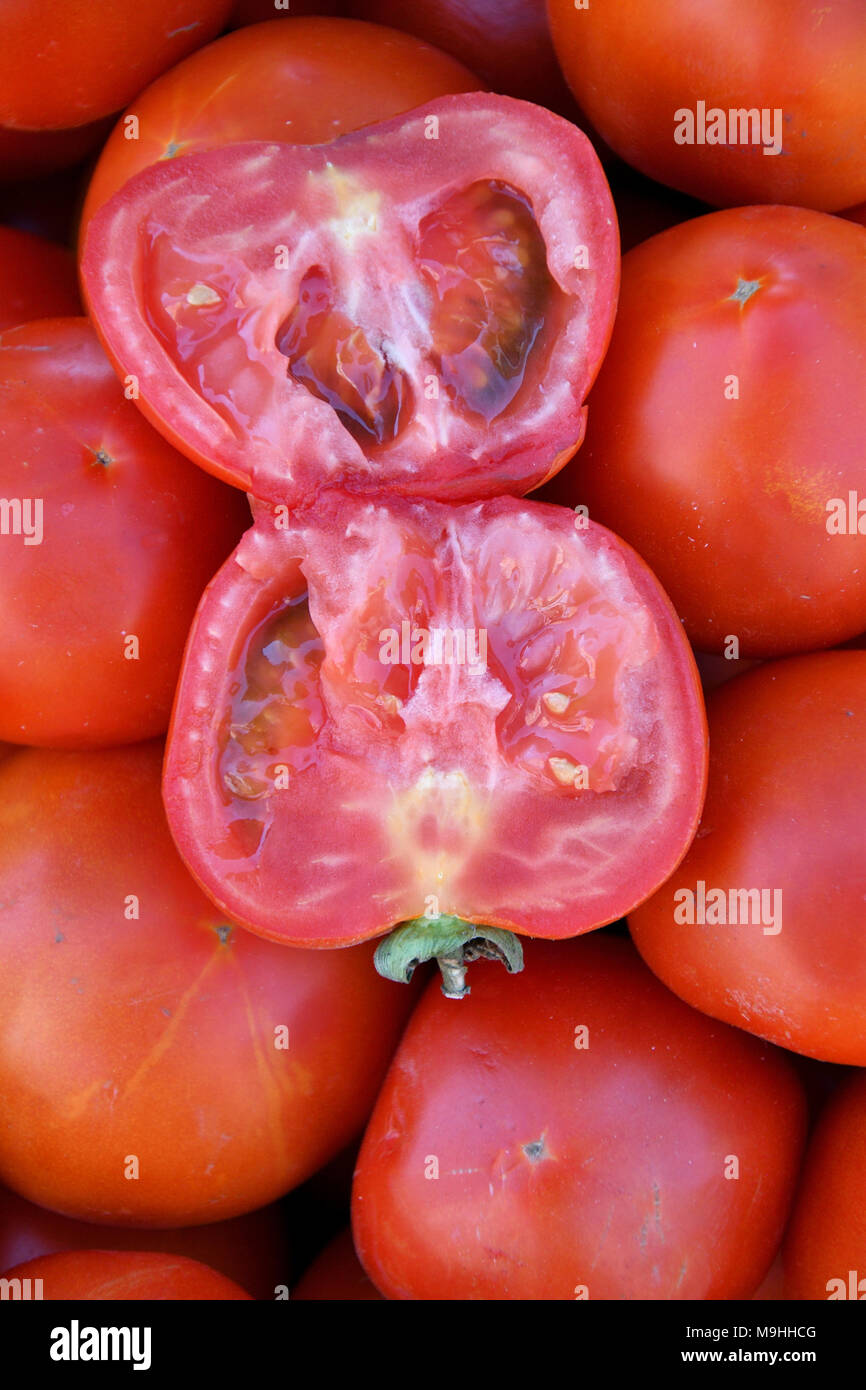 Ripe and juicy tomatoes sold at the Bazaar Stock Photo - Alamy