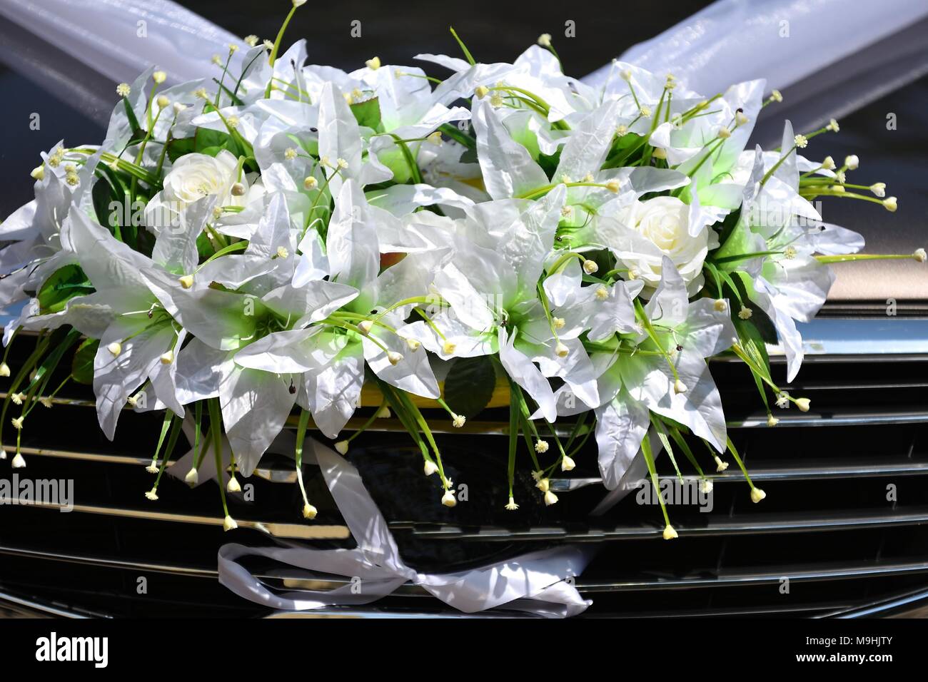 Wedding car decoration for the bride and groom Stock Photo Alamy