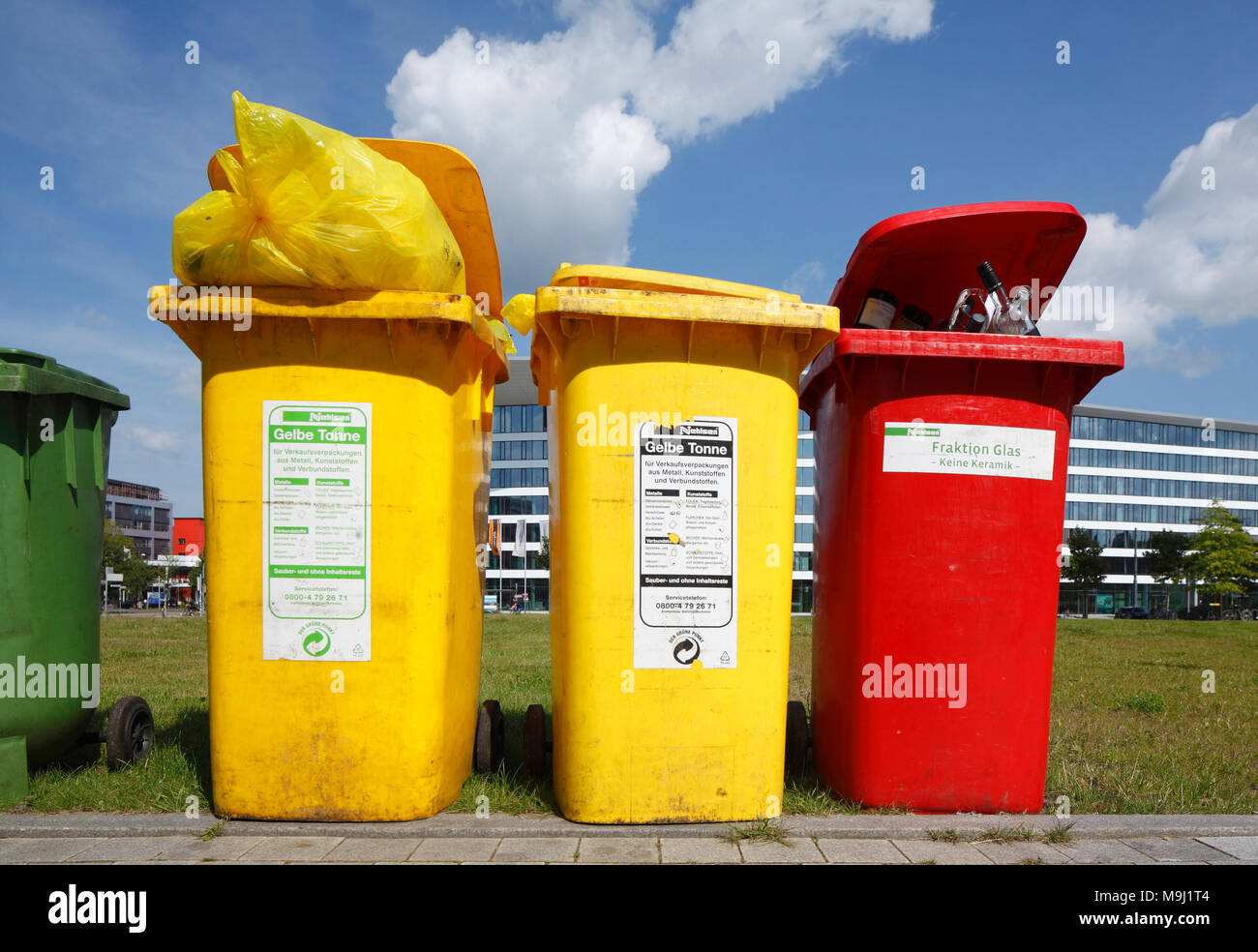 Colorful garbage cans, yellow tons for plastic garbage, red ton for glass  garbage, Germany, Europe I Bunte Mülltonnen , Gelbe Tonnen für Plastikmüll  Stock Photo - Alamy