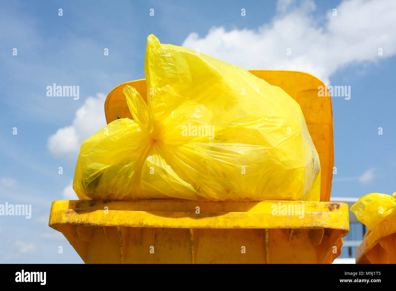 yellow ton for plastic garbage, Yellow sack, Germany, Europe  I  Bunte Mülltonnen , Gelbe Tonnen für Plastikmüll, Rote Tonne für Glasmüll, Deutschland Stock Photo