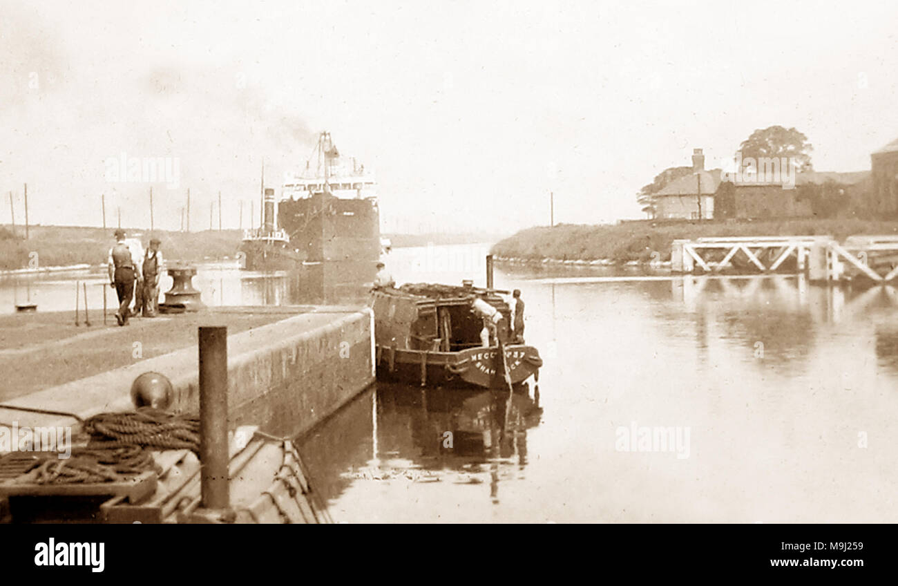 Latchford Locks, Manchester Ship Canal, early 1900s Stock Photo Alamy