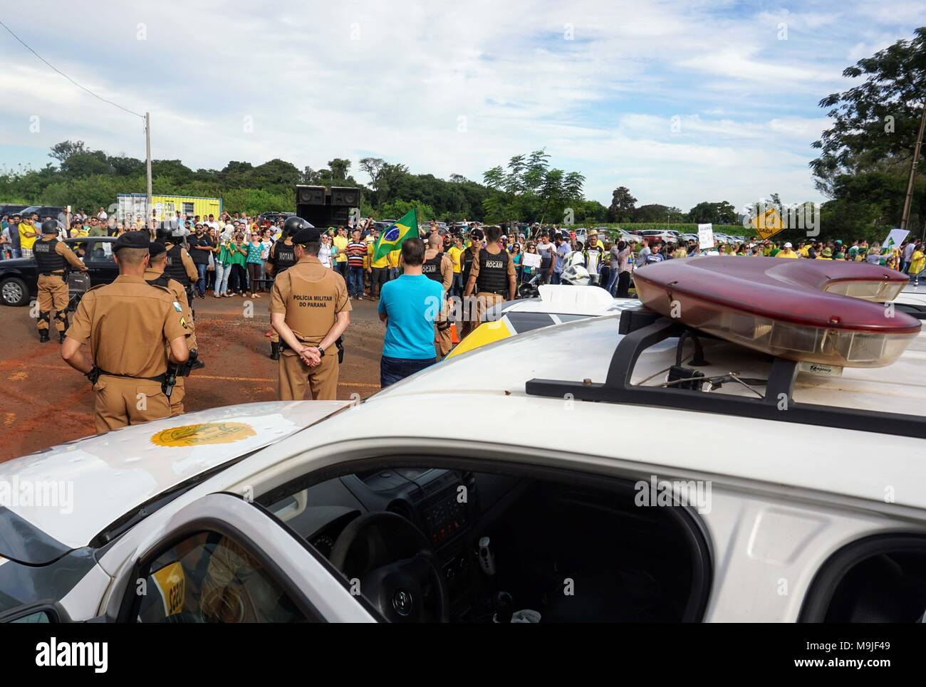 FOZ DO IGUAÇU, PR - 26.03.2018: CARAVANA LULA EM FOZ DO IGUAÇU PR - Former President Luiz Inácio da Silva arrived in Foz do Iguaçu amid threats and protests. Before the former president&#39;s icipatipation there was confrontation of anti-Lula demonstrators with the Military Police. Morale bombs and rubber bullets were used to disperse protesters. Lula participated in the International Seminar of the Triple Border at the Foz do Iguaçu Electricity Trade Union (Sinefi). The theme in question is education and integration between Latin American countries and has a special meaning for the former pre Stock Photo