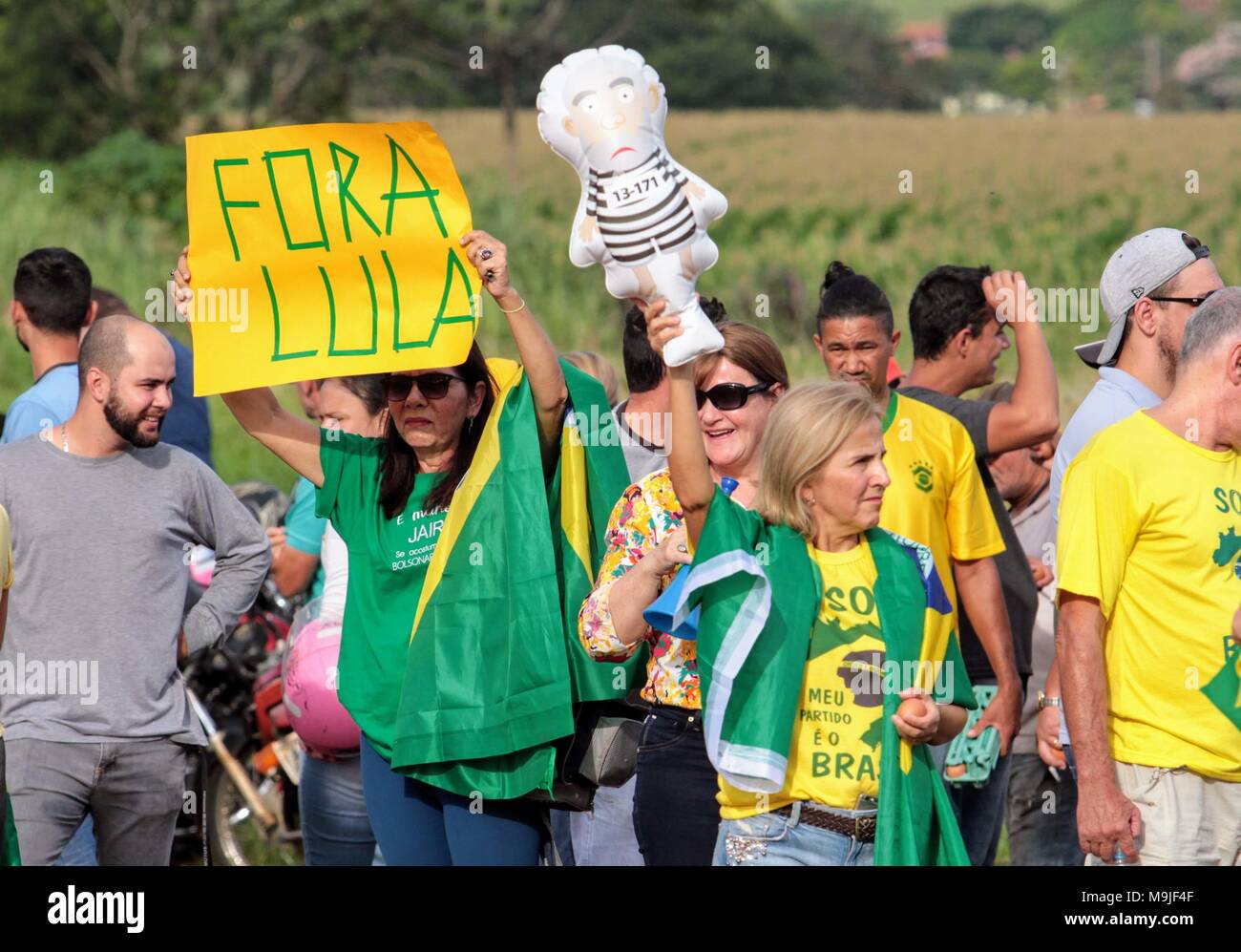 FOZ DO IGUAÇU, PR - 26.03.2018: CARAVANA LULA EM FOZ DO IGUAÇU PR - Former President Luiz Inácio da Silva arrived in Foz do Iguaçu amid threats and protests. Before the former president&#3participatipation there was confrontation of anti-Lula demonstrators with the Miry Police. Morale bombs and and rubber bullets were used to disperse protesters. Lula participated in the International Seminar of the Triple Border at the Foz do Iguaçu Electricity Trade Union (Sinefi). The theme in question is education and integration between Latin American countries and has a special meaning for the former pre Stock Photo