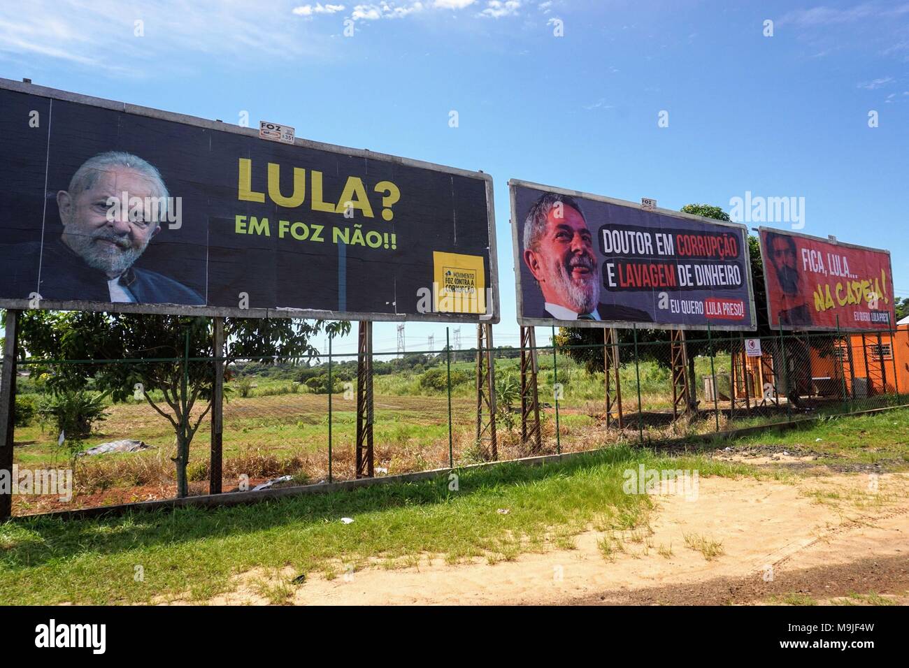 FOZ DO IGUAÇU, PR - 26.03.2018: CARAVANA LULA EM FOZ DO IGUAÇU PR - Former President Luiz Inácio da Silva arrived in Foz do Iguaçu amid threats and protests. Before the former president&#39;s icipatipation there was confrontation of anti-Lula demonstrators with the Military Police. Morale bombs and rubber bullets were used to disperse protesters. Lula participated in the International Seminar of the Triple Border at the Foz do Iguaçu Electricity Trade Union (Sinefi). The theme in question is education and integration between Latin American countries and has a special meaning for the former pre Stock Photo
