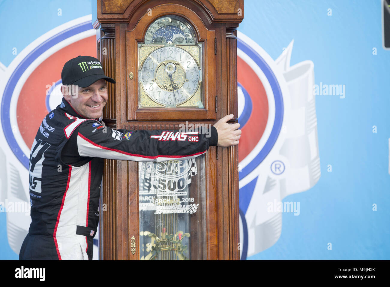 Martinsville, Virginia, USA. 26th Mar, 2018. March 26, 2018 - Martinsville, Virginia, USA: Clint Bowyer (14) wins the STP 500 at Martinsville Speedway in Martinsville, Virginia. Credit: Chris Owens Asp Inc/ASP/ZUMA Wire/Alamy Live News Stock Photo