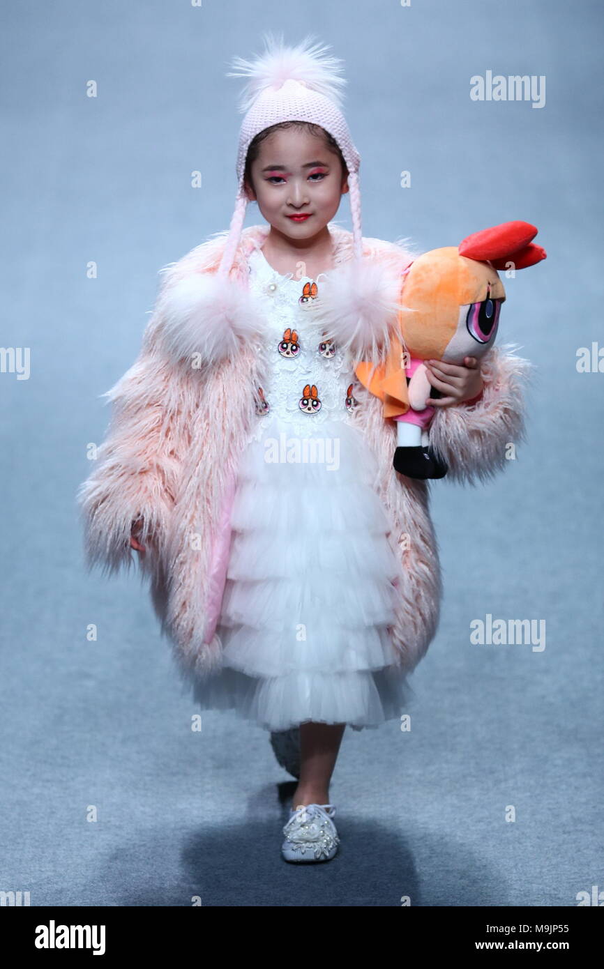 Beijing, China. 26th Mar, 2018. A little girl walks down the runway as  Chinese designer Feng Sansan releases kid's clothes at China Fashion Week  in Beijing. Credit: SIPA Asia/ZUMA Wire/Alamy Live News