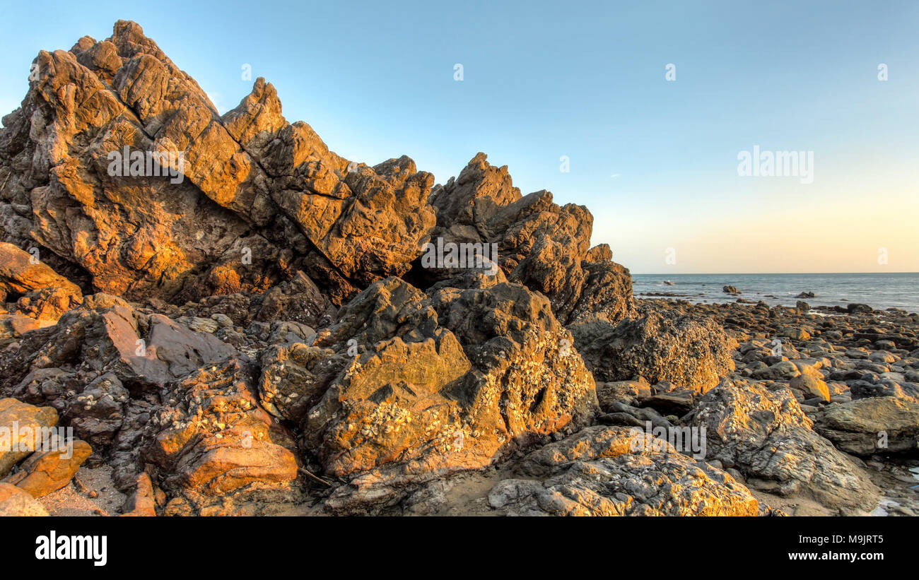 https://c8.alamy.com/comp/M9JRT5/dry-rocks-during-low-tide-in-afternoon-sun-light-koh-lanta-thailand-M9JRT5.jpg