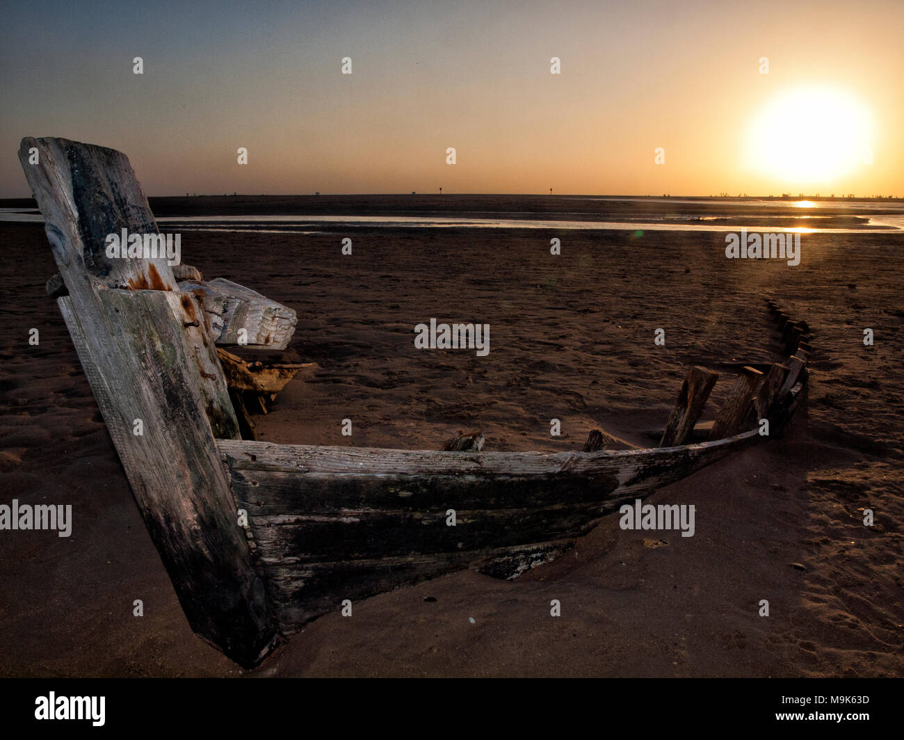Barca abandonada en la orilla de la playa Stock Photo