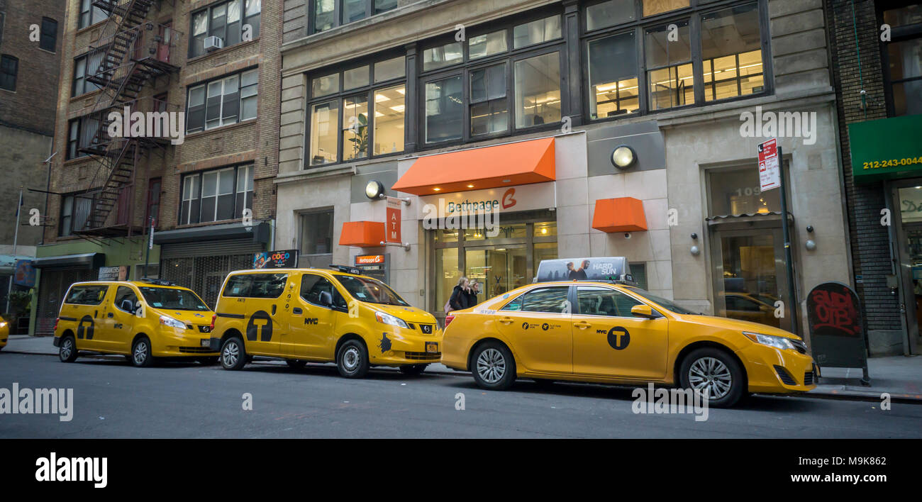 Credit Union Nyc >> Taxicabs Parked In Front Of The Bethpage Federal Credit Credit Union Nyc >> Taxicabs Parked In Front Of The Bethpage Federal Credit