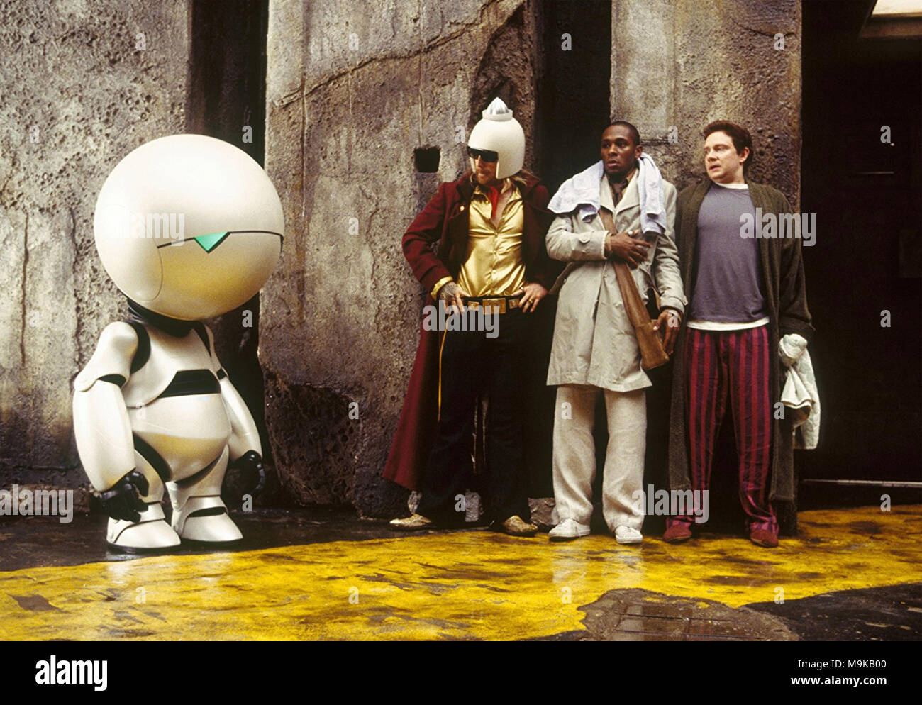 THE HITCHHIKER'S GUIDE TO THE GALAXY 2005 Touchstone Pictures film with from left: Warwick Davis (Marvin the robot), Sam Rockwell (Zaphod Beeblebrox), Mos Def (Ford Prefect), Martin Freeman (Arthur Dent) Stock Photo