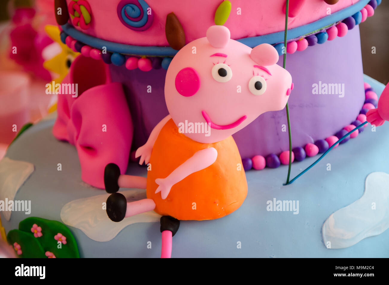 Children's Party Decoration, cake with thematic of Peppa pig Stock Photo -  Alamy