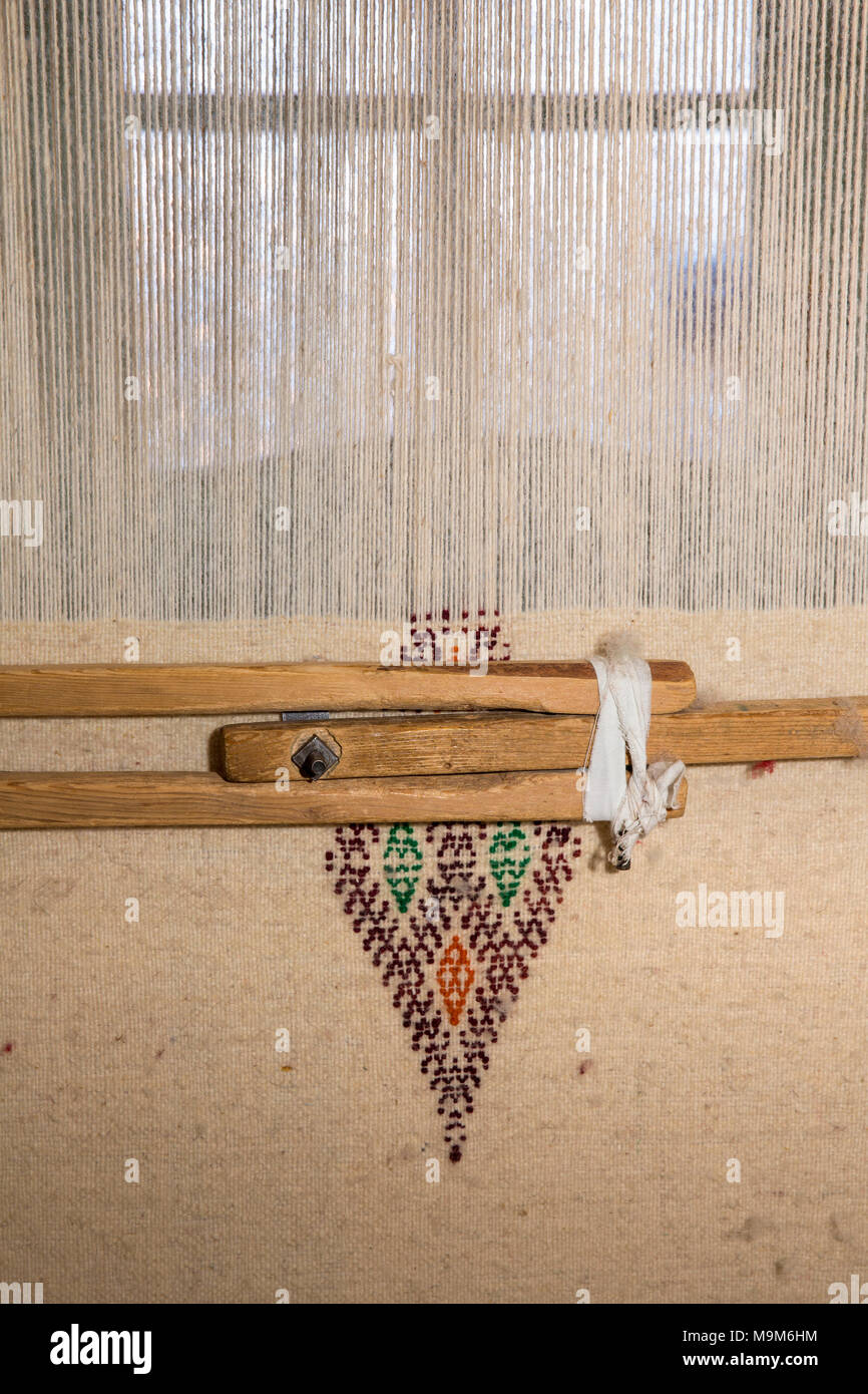 Morocco, Midelt, Kasbah Myriem, women-only textiles workshop, woven textile on loom Stock Photo