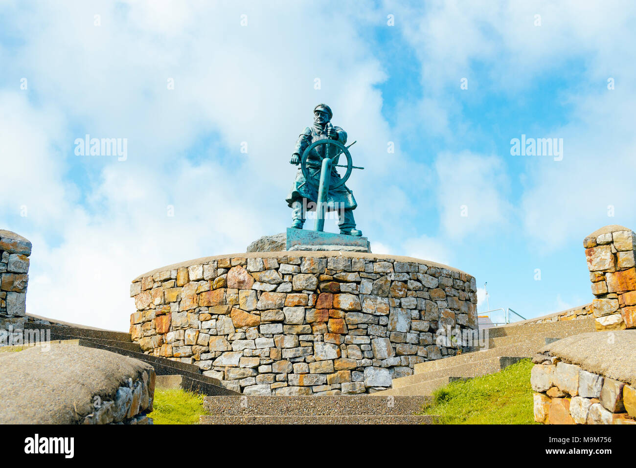 Statue in memory of lifeboatman Richard (Dic) Evans beside the lifeboat station at Moelfre, Anglesey, Wales. The statue was created by Sam Holland Stock Photo